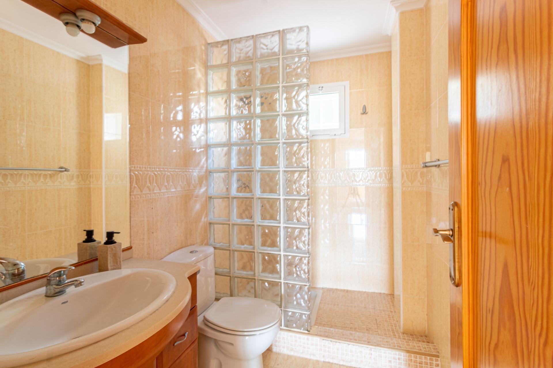 Oasis Mediterráneo: Bungalow con Piscina Privada en Orihuela Costa, Bungalow en Zeniamar, Orihuela Costa. 3 dorm, 2 baños, piscina privada y jardín de 138m². Listo para entrar, amueblado. ¡Tu oasis mediterráneo por 339.000€!