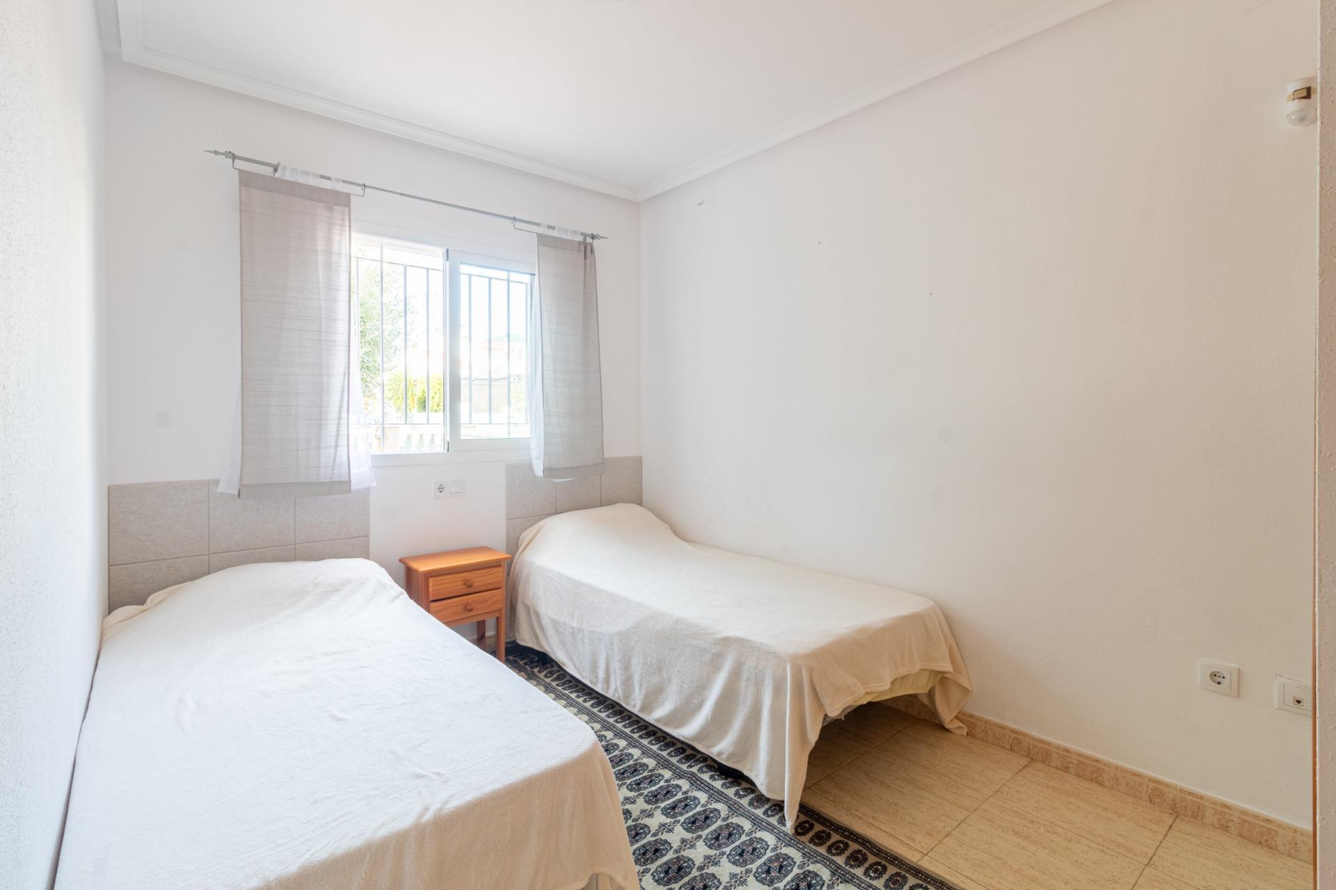 Oasis Mediterráneo: Bungalow con Piscina Privada en Orihuela Costa, Bungalow en Zeniamar, Orihuela Costa. 3 dorm, 2 baños, piscina privada y jardín de 138m². Listo para entrar, amueblado. ¡Tu oasis mediterráneo por 339.000€!