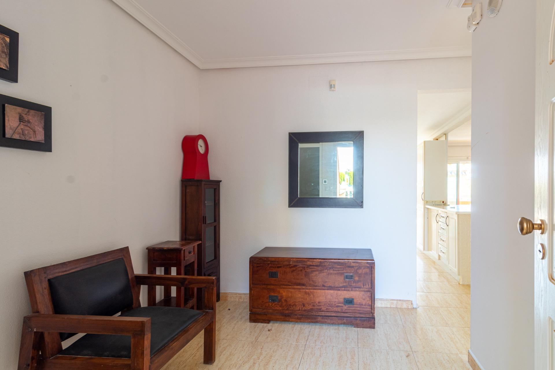 Oasis Mediterráneo: Bungalow con Piscina Privada en Orihuela Costa, Bungalow en Zeniamar, Orihuela Costa. 3 dorm, 2 baños, piscina privada y jardín de 138m². Listo para entrar, amueblado. ¡Tu oasis mediterráneo por 339.000€!