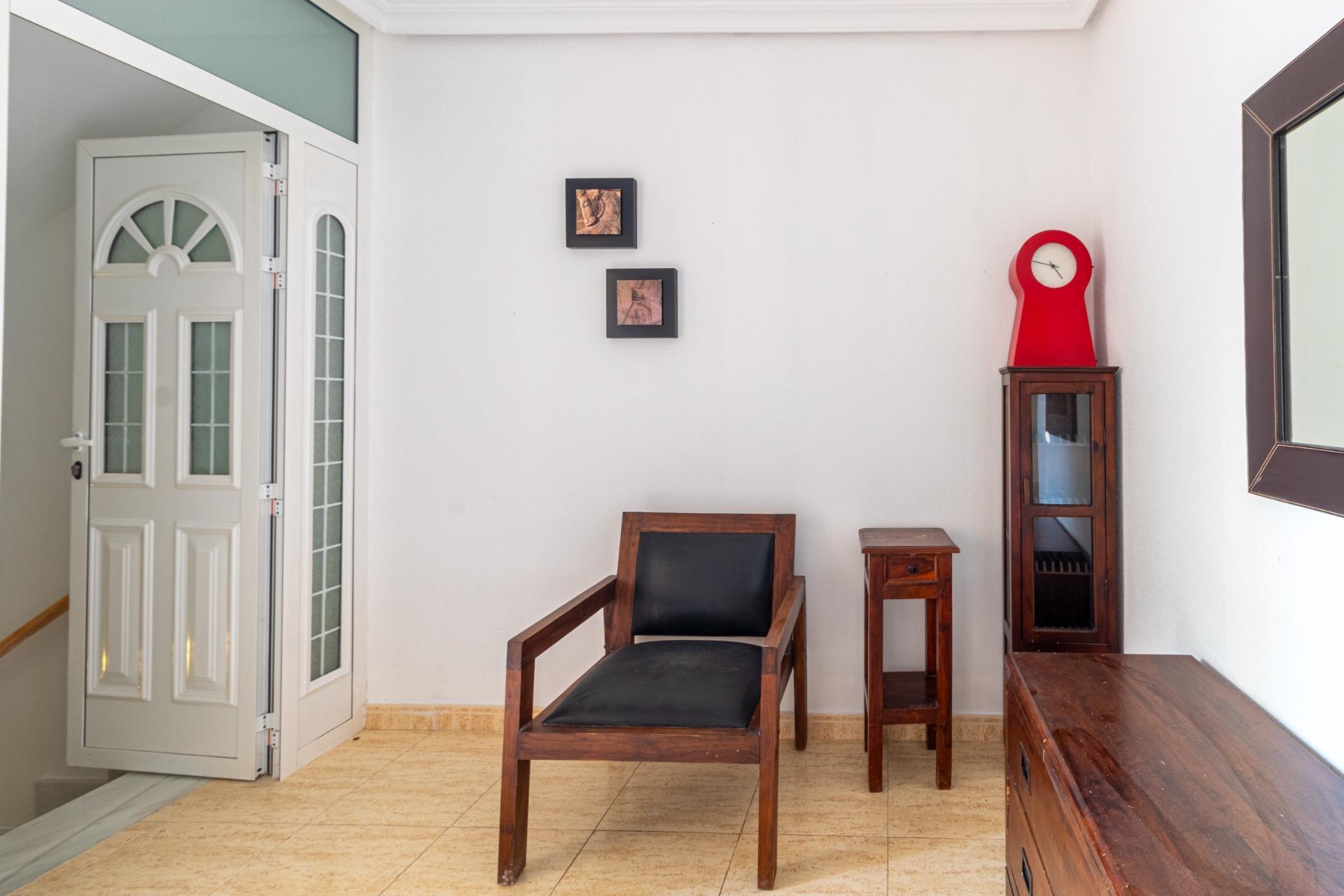 Oasis Mediterráneo: Bungalow con Piscina Privada en Orihuela Costa, Bungalow en Zeniamar, Orihuela Costa. 3 dorm, 2 baños, piscina privada y jardín de 138m². Listo para entrar, amueblado. ¡Tu oasis mediterráneo por 339.000€!