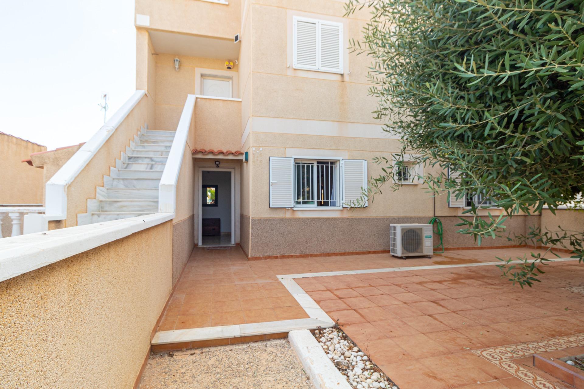 Oasis Mediterráneo: Bungalow con Piscina Privada en Orihuela Costa, Bungalow en Zeniamar, Orihuela Costa. 3 dorm, 2 baños, piscina privada y jardín de 138m². Listo para entrar, amueblado. ¡Tu oasis mediterráneo por 339.000€!
