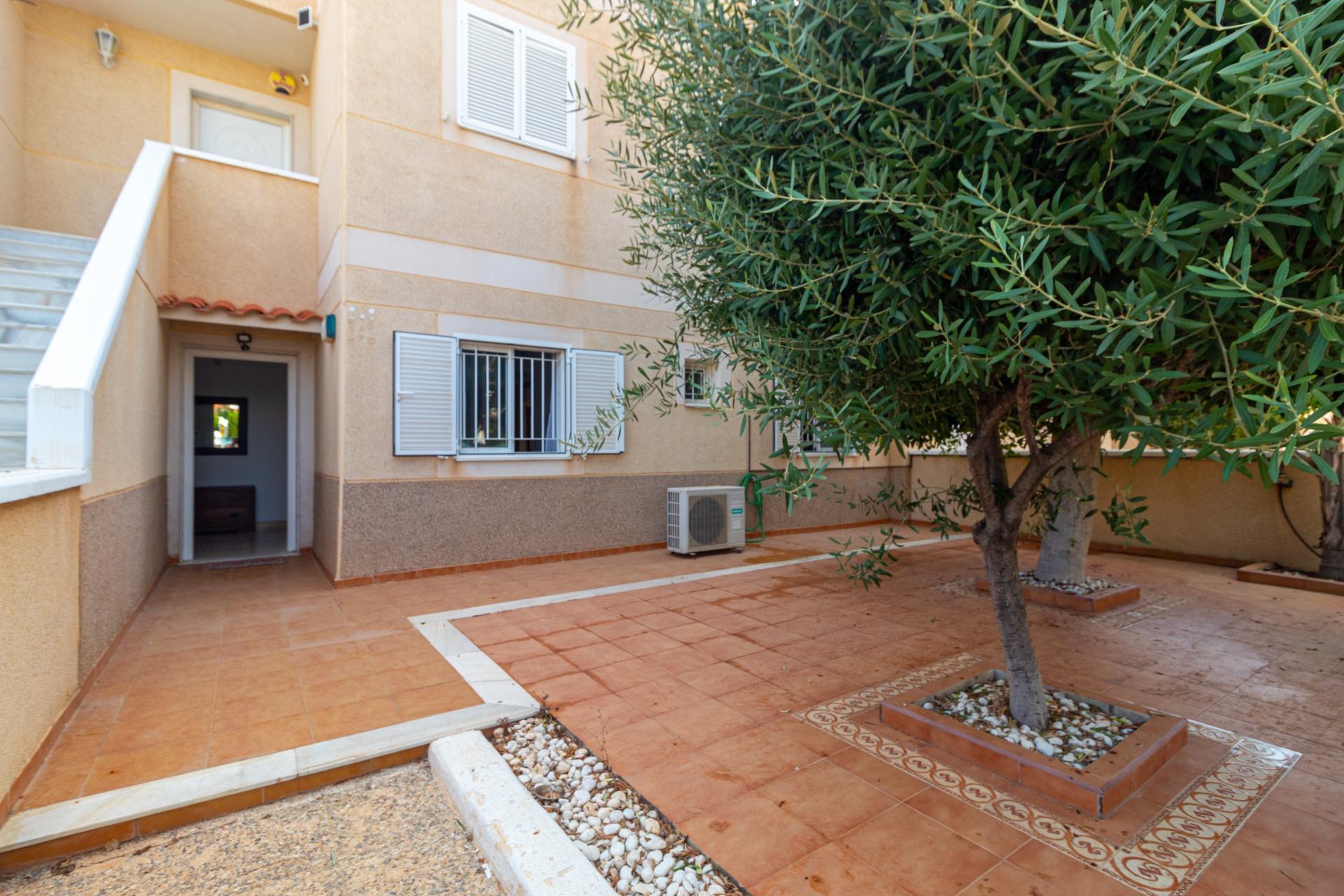 Oasis Mediterráneo: Bungalow con Piscina Privada en Orihuela Costa, Bungalow en Zeniamar, Orihuela Costa. 3 dorm, 2 baños, piscina privada y jardín de 138m². Listo para entrar, amueblado. ¡Tu oasis mediterráneo por 339.000€!