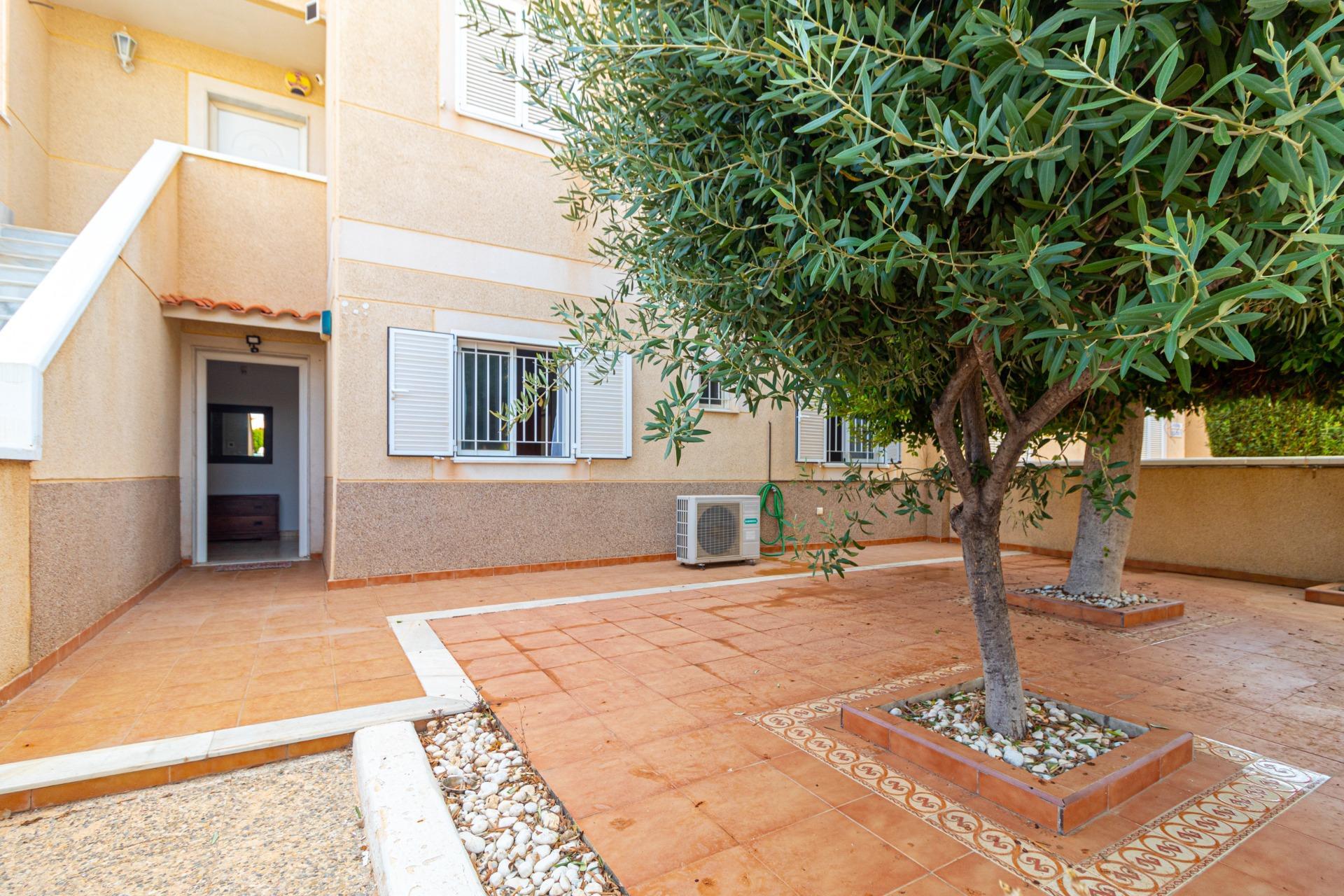 Oasis Mediterráneo: Bungalow con Piscina Privada en Orihuela Costa, Bungalow en Zeniamar, Orihuela Costa. 3 dorm, 2 baños, piscina privada y jardín de 138m². Listo para entrar, amueblado. ¡Tu oasis mediterráneo por 339.000€!
