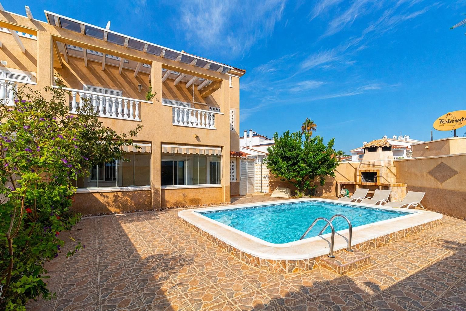 Oasis Mediterráneo: Bungalow con Piscina Privada en Orihuela Costa, Bungalow en Zeniamar, Orihuela Costa. 3 dorm, 2 baños, piscina privada y jardín de 138m². Listo para entrar, amueblado. ¡Tu oasis mediterráneo por 339.000€!