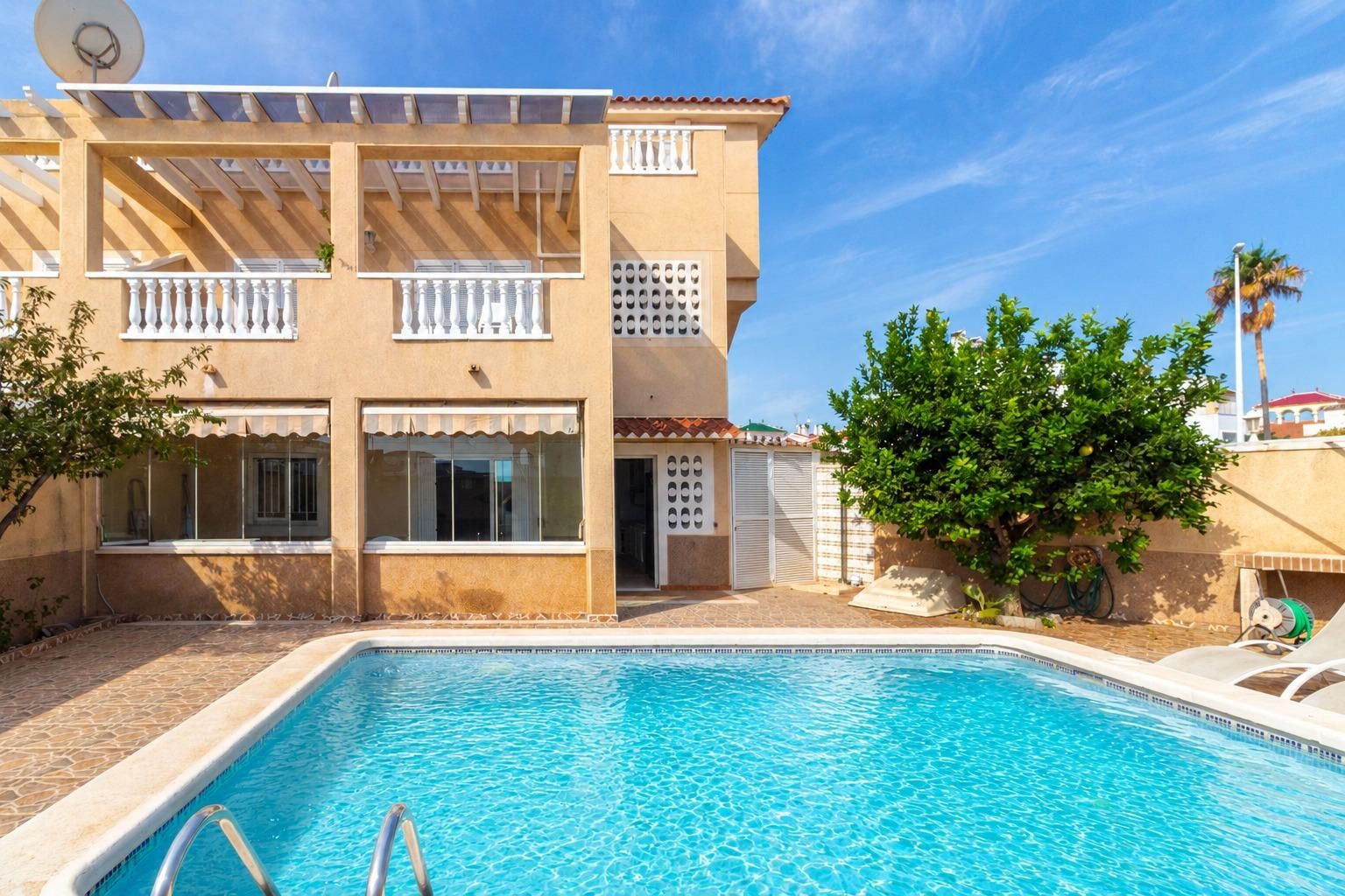 Oasis Mediterráneo: Bungalow con Piscina Privada en Orihuela Costa, Bungalow en Zeniamar, Orihuela Costa. 3 dorm, 2 baños, piscina privada y jardín de 138m². Listo para entrar, amueblado. ¡Tu oasis mediterráneo por 339.000€!