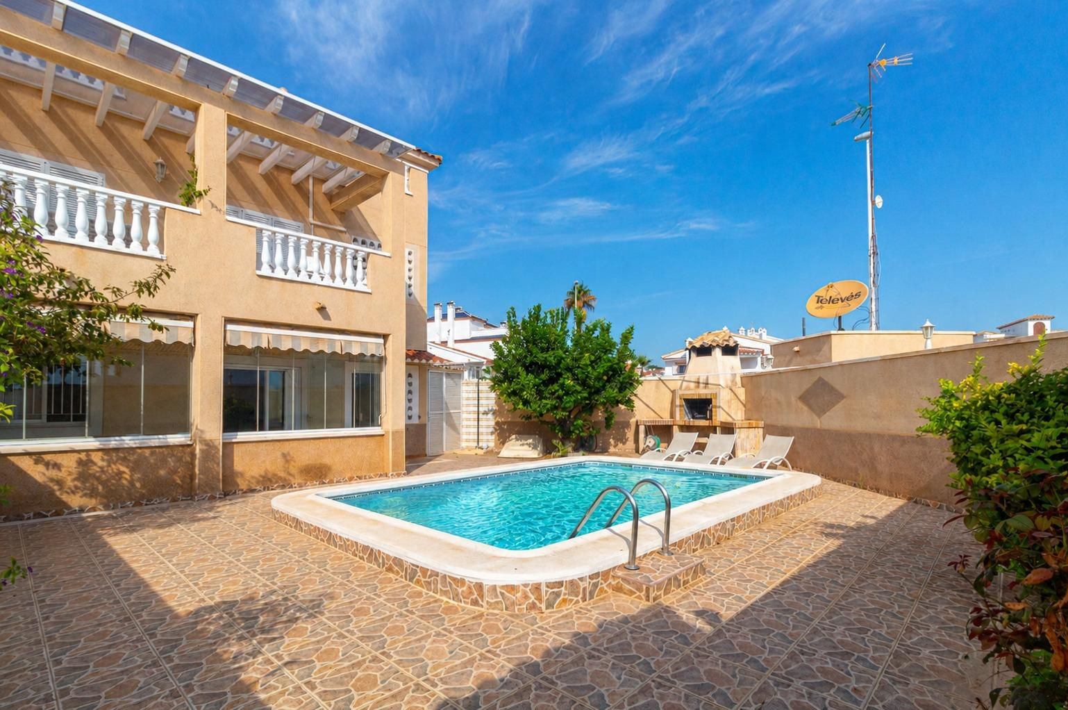 Oasis Mediterráneo: Bungalow con Piscina Privada en Orihuela Costa, Bungalow en Zeniamar, Orihuela Costa. 3 dorm, 2 baños, piscina privada y jardín de 138m². Listo para entrar, amueblado. ¡Tu oasis mediterráneo por 339.000€!