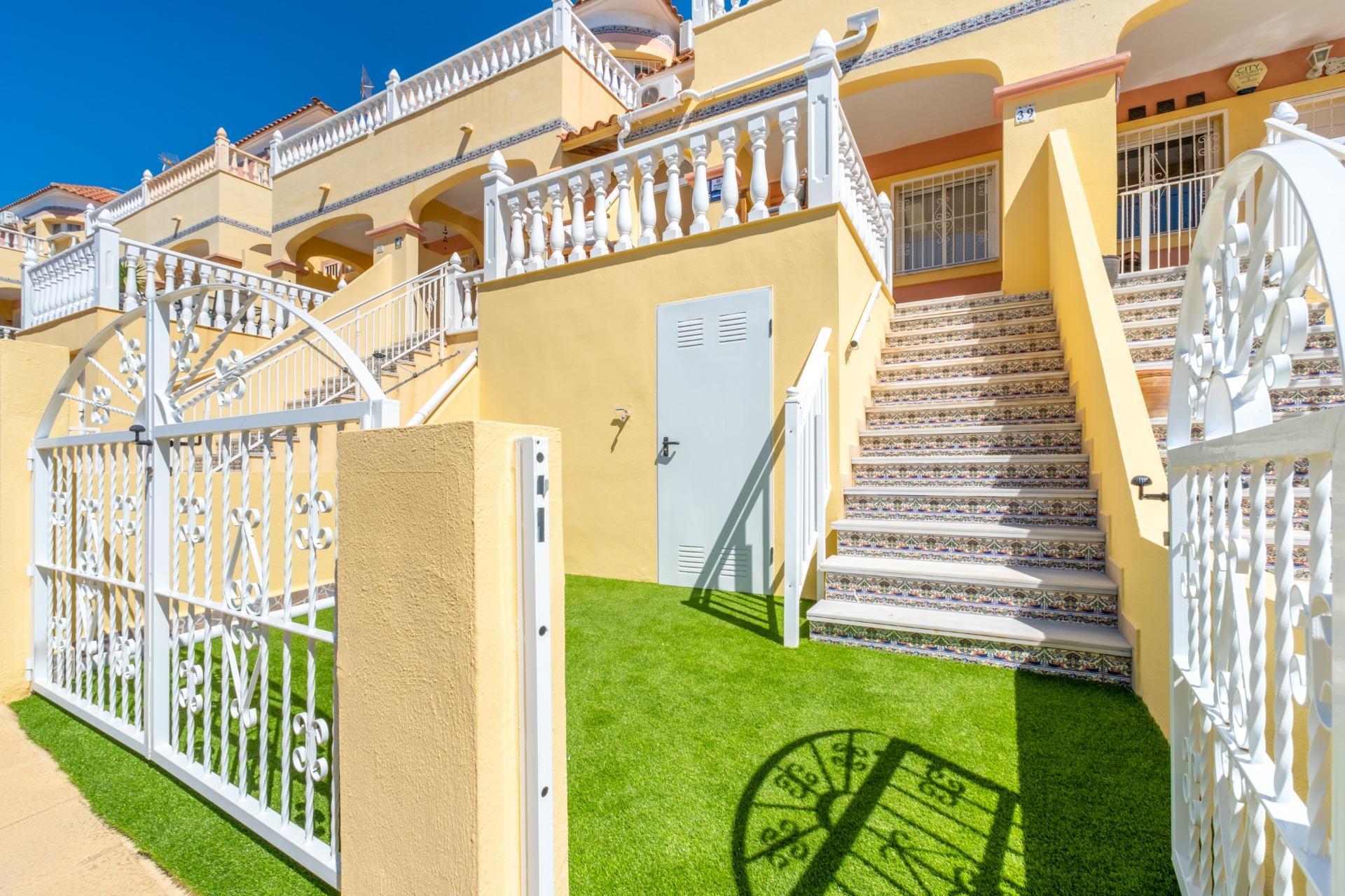 Tu Adosado Reformado en Orihuela Costa: Sol, Piscina y Mar, Adosado reformado en Las Filipinas, Orihuela Costa. 2 hab, 2 baños, terraza, piscina. Vive el Mediterráneo cerca del mar. Ideal inversión. ¡Tu hogar en Alicante