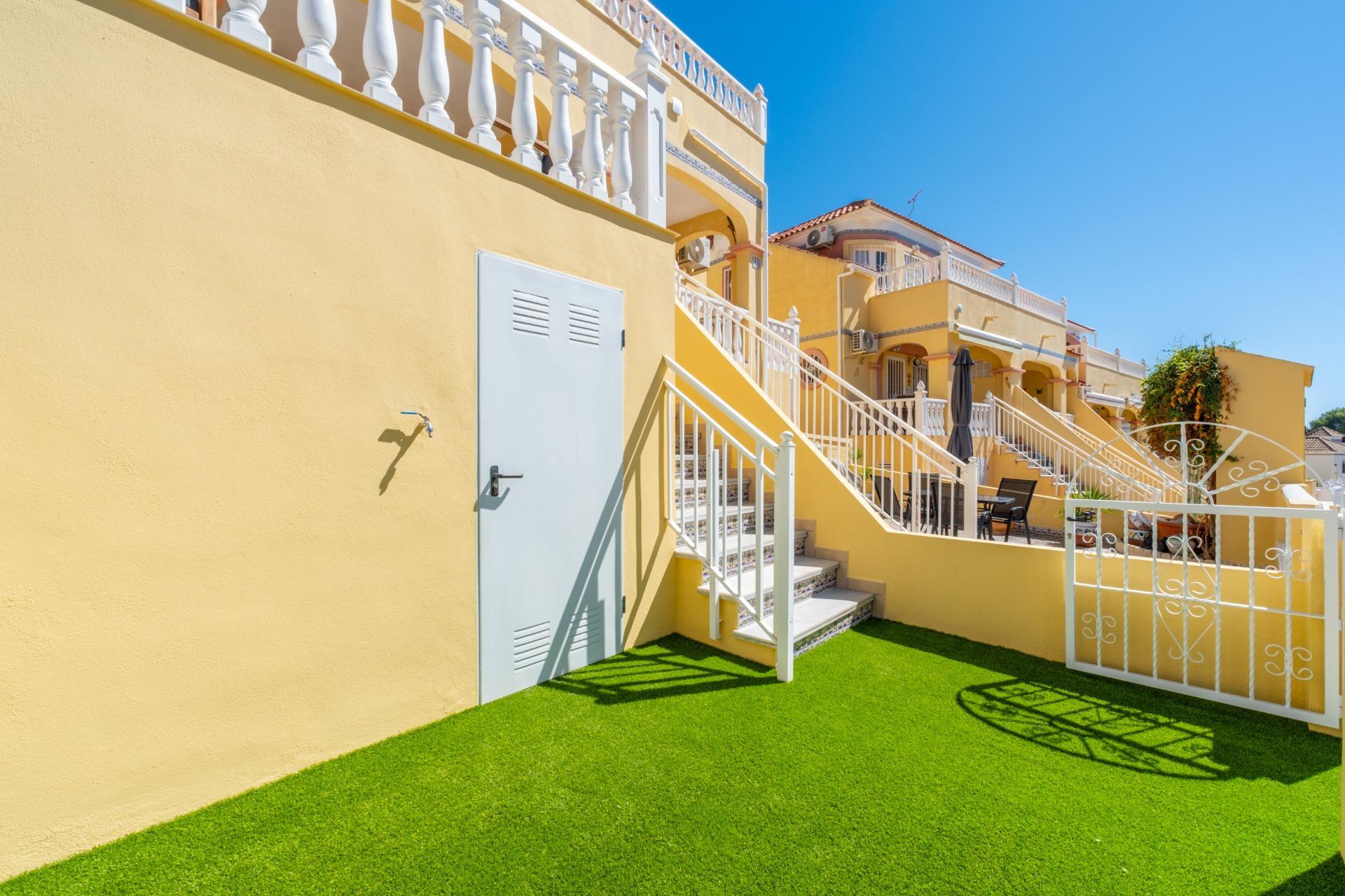Tu Adosado Reformado en Orihuela Costa: Sol, Piscina y Mar, Adosado reformado en Las Filipinas, Orihuela Costa. 2 hab, 2 baños, terraza, piscina. Vive el Mediterráneo cerca del mar. Ideal inversión. ¡Tu hogar en Alicante