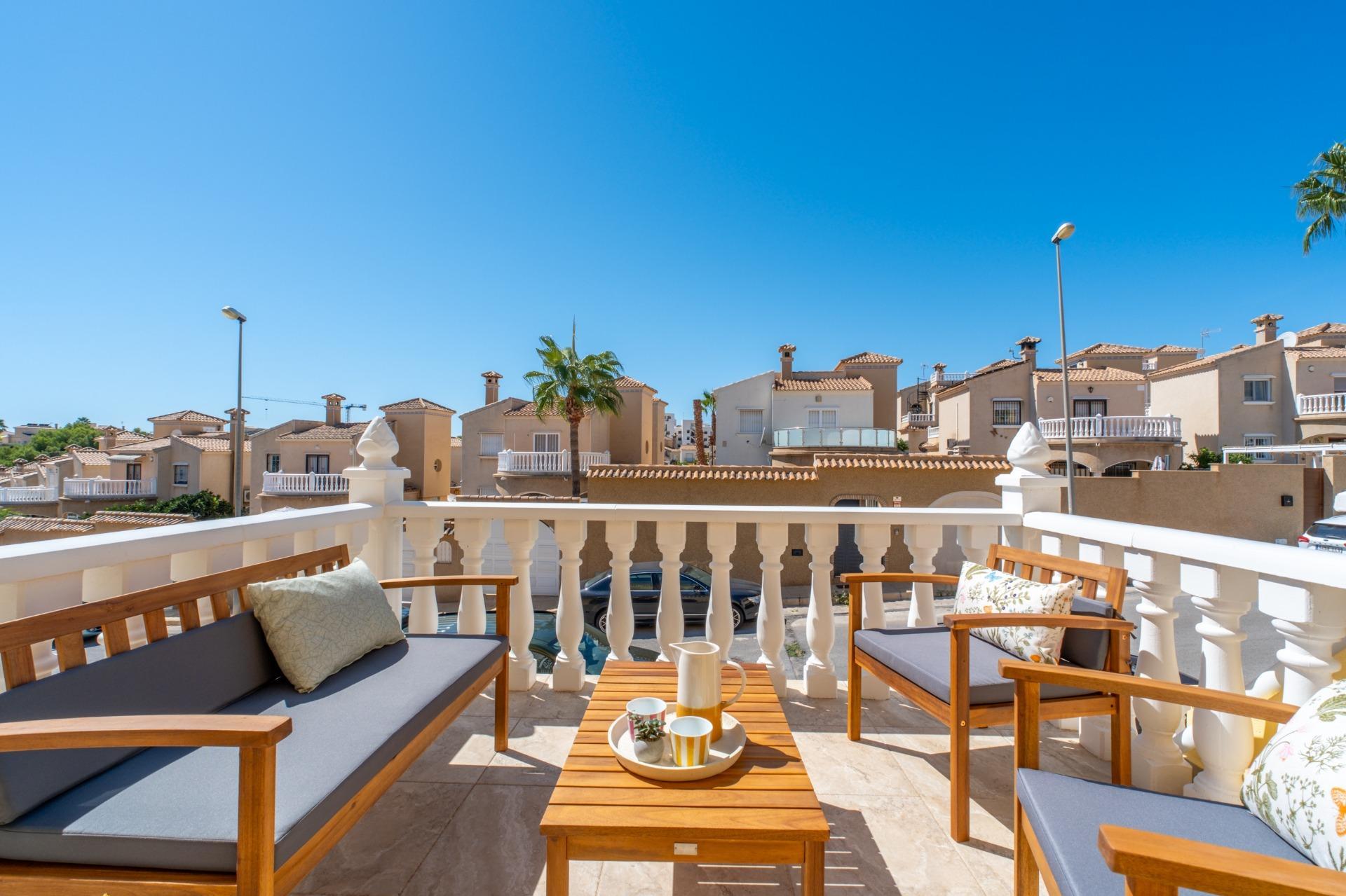 Tu Adosado Reformado en Orihuela Costa: Sol, Piscina y Mar, Adosado reformado en Las Filipinas, Orihuela Costa. 2 hab, 2 baños, terraza, piscina. Vive el Mediterráneo cerca del mar. Ideal inversión. ¡Tu hogar en Alicante