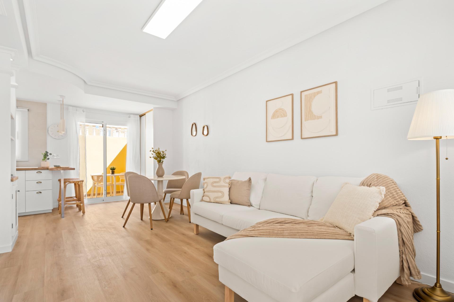 Tu Adosado Reformado en Orihuela Costa: Sol, Piscina y Mar, Adosado reformado en Las Filipinas, Orihuela Costa. 2 hab, 2 baños, terraza, piscina. Vive el Mediterráneo cerca del mar. Ideal inversión. ¡Tu hogar en Alicante