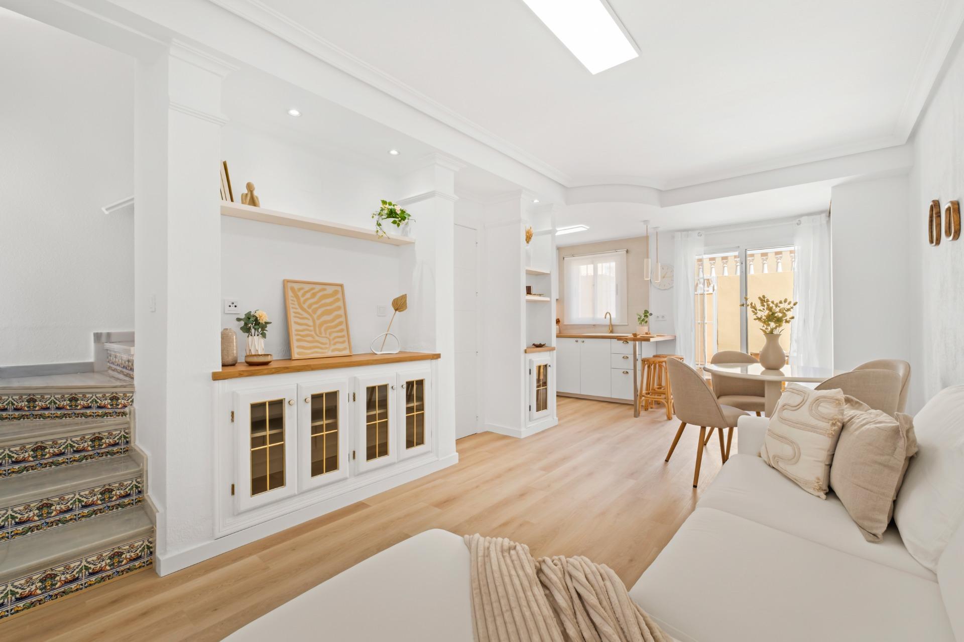 Tu Adosado Reformado en Orihuela Costa: Sol, Piscina y Mar, Adosado reformado en Las Filipinas, Orihuela Costa. 2 hab, 2 baños, terraza, piscina. Vive el Mediterráneo cerca del mar. Ideal inversión. ¡Tu hogar en Alicante