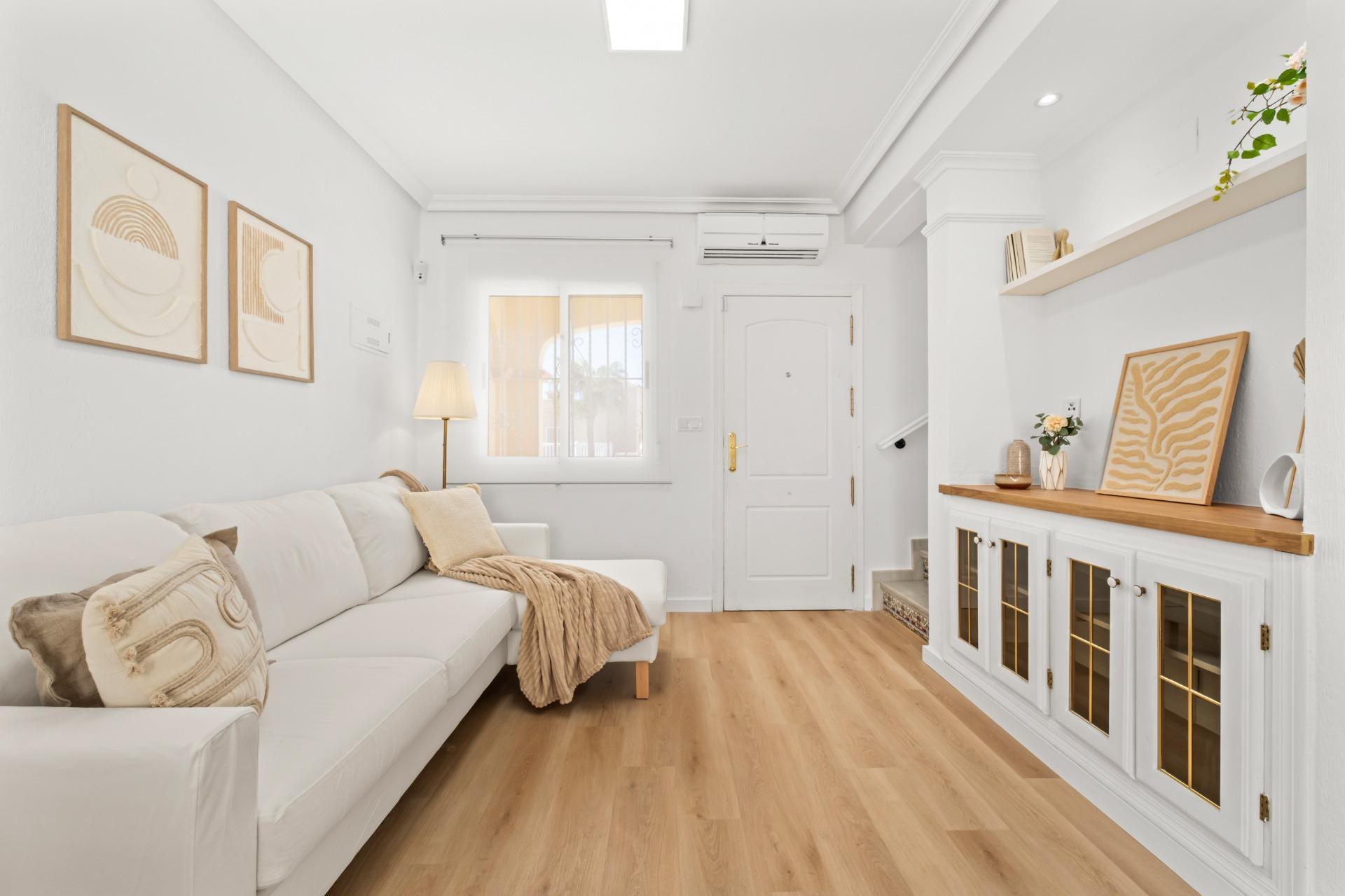 Tu Adosado Reformado en Orihuela Costa: Sol, Piscina y Mar, Adosado reformado en Las Filipinas, Orihuela Costa. 2 hab, 2 baños, terraza, piscina. Vive el Mediterráneo cerca del mar. Ideal inversión. ¡Tu hogar en Alicante