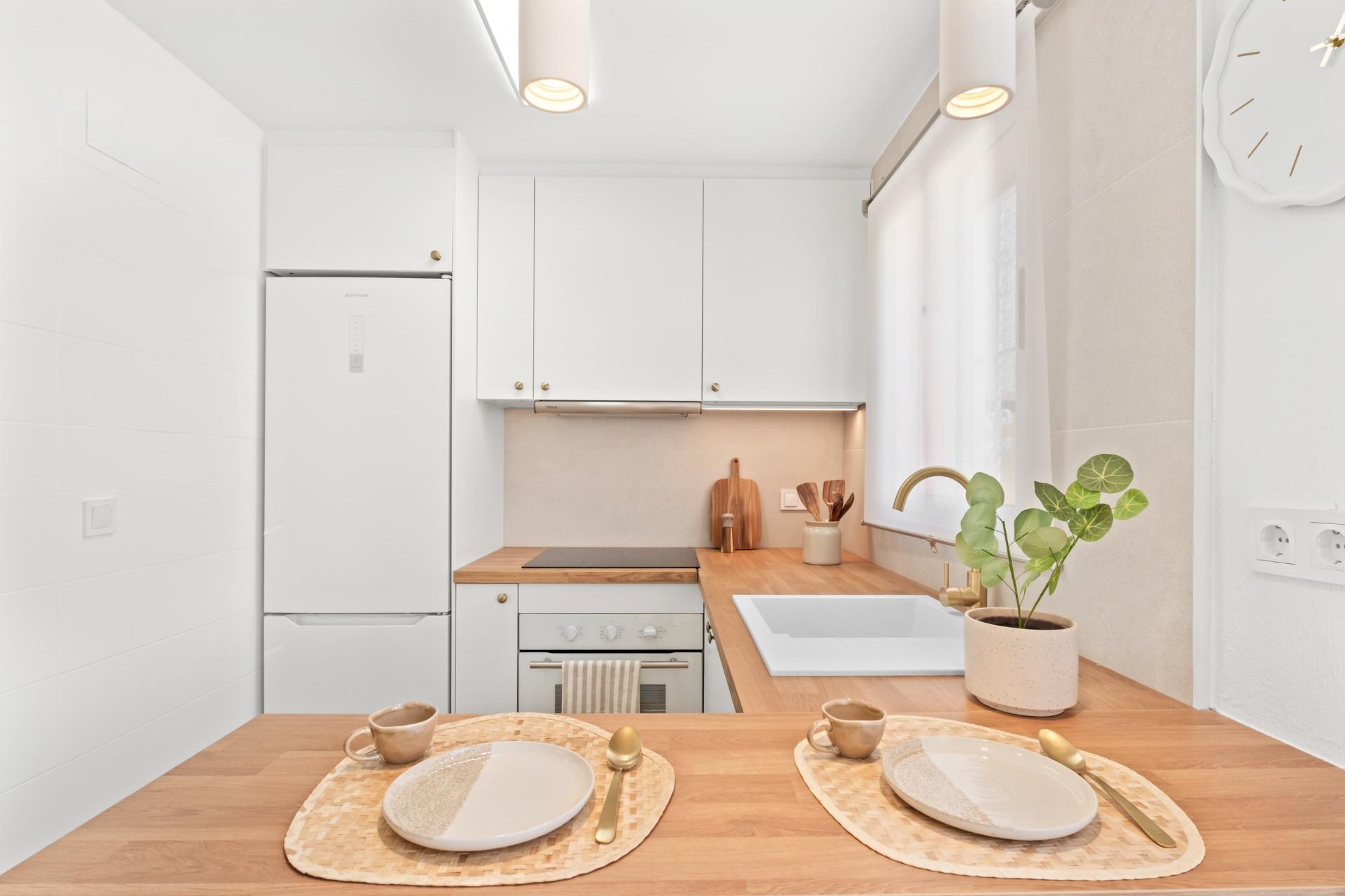 Tu Adosado Reformado en Orihuela Costa: Sol, Piscina y Mar, Adosado reformado en Las Filipinas, Orihuela Costa. 2 hab, 2 baños, terraza, piscina. Vive el Mediterráneo cerca del mar. Ideal inversión. ¡Tu hogar en Alicante