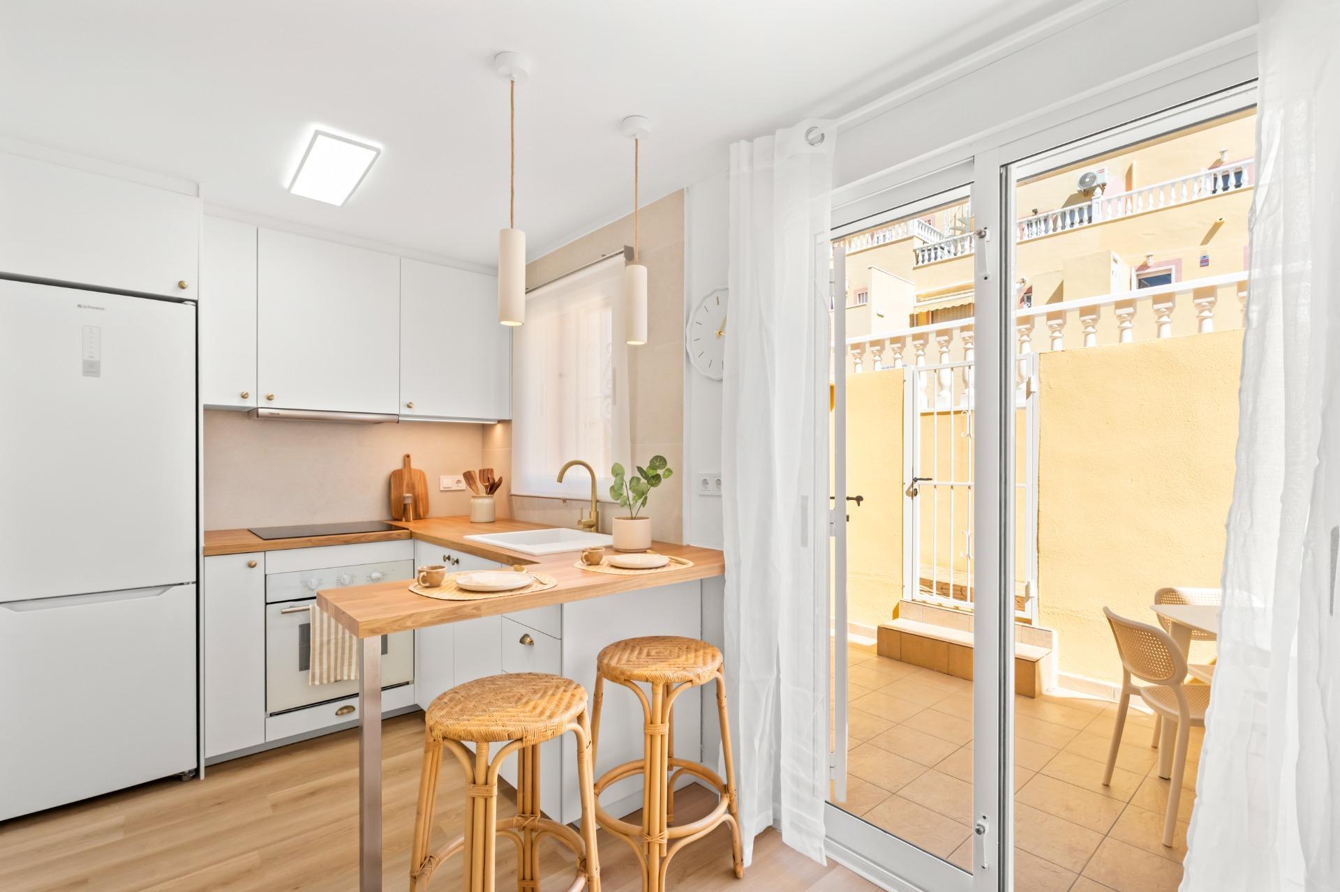 Tu Adosado Reformado en Orihuela Costa: Sol, Piscina y Mar, Adosado reformado en Las Filipinas, Orihuela Costa. 2 hab, 2 baños, terraza, piscina. Vive el Mediterráneo cerca del mar. Ideal inversión. ¡Tu hogar en Alicante