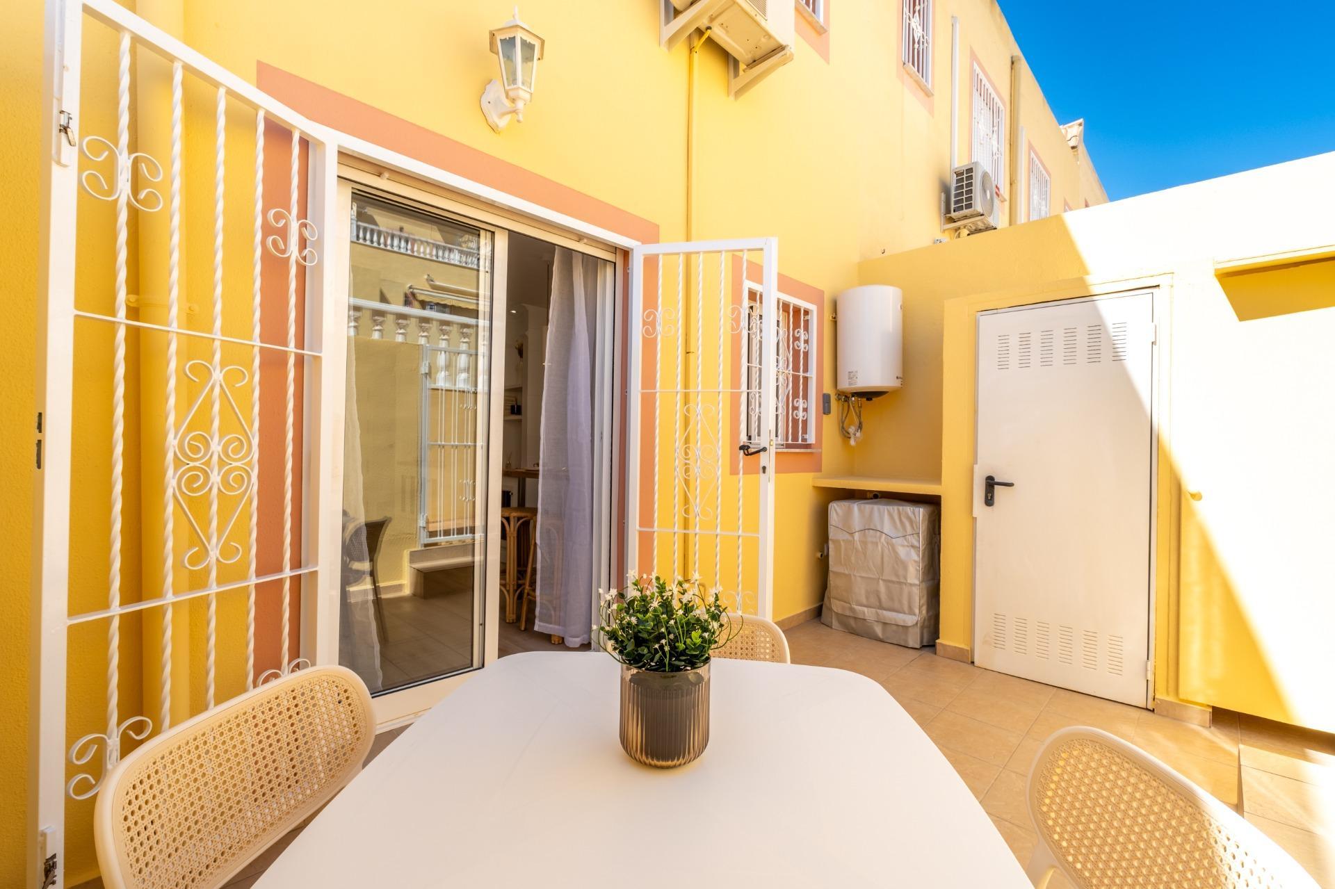 Tu Adosado Reformado en Orihuela Costa: Sol, Piscina y Mar, Adosado reformado en Las Filipinas, Orihuela Costa. 2 hab, 2 baños, terraza, piscina. Vive el Mediterráneo cerca del mar. Ideal inversión. ¡Tu hogar en Alicante