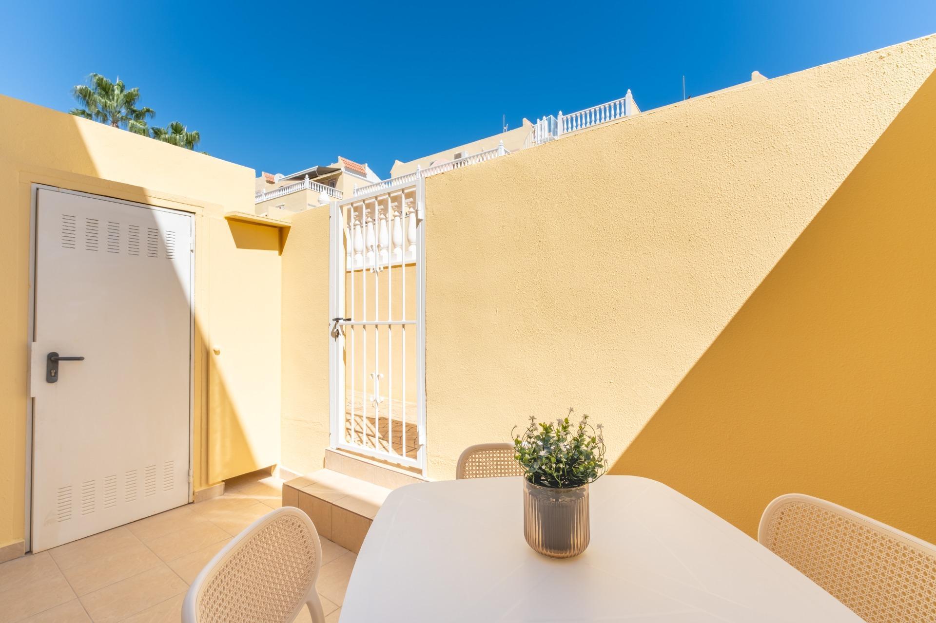 Tu Adosado Reformado en Orihuela Costa: Sol, Piscina y Mar, Adosado reformado en Las Filipinas, Orihuela Costa. 2 hab, 2 baños, terraza, piscina. Vive el Mediterráneo cerca del mar. Ideal inversión. ¡Tu hogar en Alicante