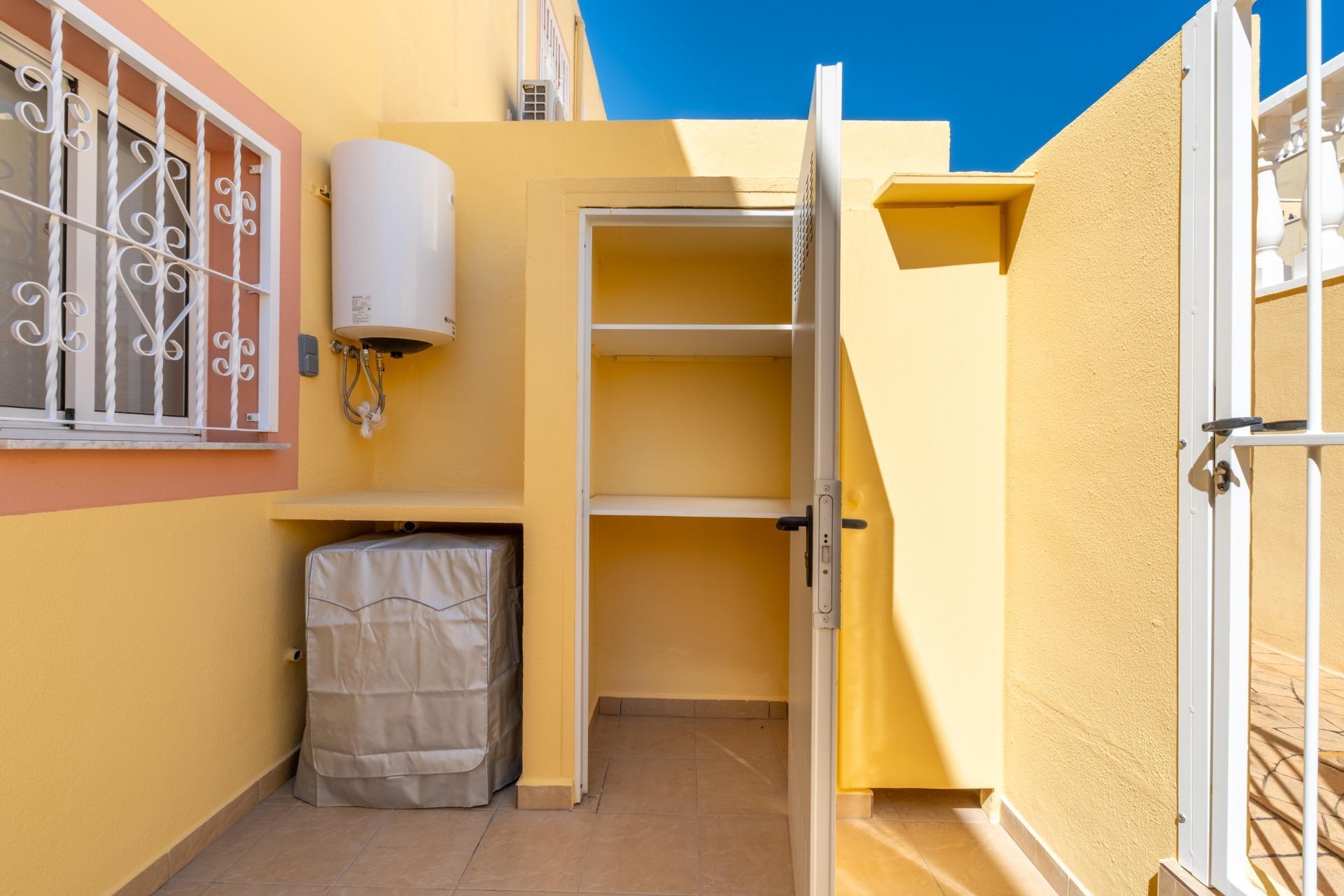 Tu Adosado Reformado en Orihuela Costa: Sol, Piscina y Mar, Adosado reformado en Las Filipinas, Orihuela Costa. 2 hab, 2 baños, terraza, piscina. Vive el Mediterráneo cerca del mar. Ideal inversión. ¡Tu hogar en Alicante