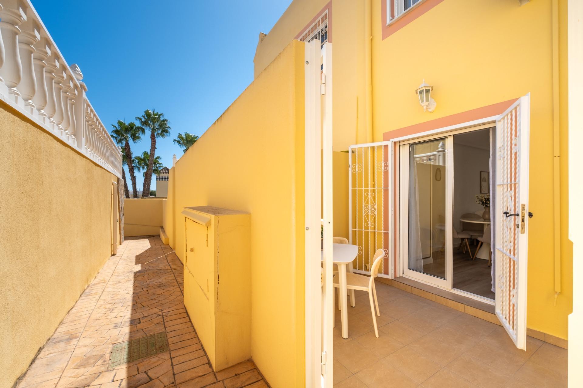 Tu Adosado Reformado en Orihuela Costa: Sol, Piscina y Mar, Adosado reformado en Las Filipinas, Orihuela Costa. 2 hab, 2 baños, terraza, piscina. Vive el Mediterráneo cerca del mar. Ideal inversión. ¡Tu hogar en Alicante