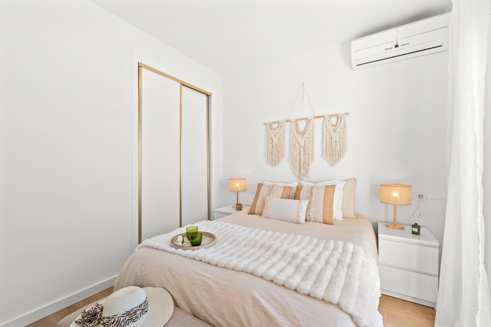 Tu Adosado Reformado en Orihuela Costa: Sol, Piscina y Mar, Adosado reformado en Las Filipinas, Orihuela Costa. 2 hab, 2 baños, terraza, piscina. Vive el Mediterráneo cerca del mar. Ideal inversión. ¡Tu hogar en Alicante
