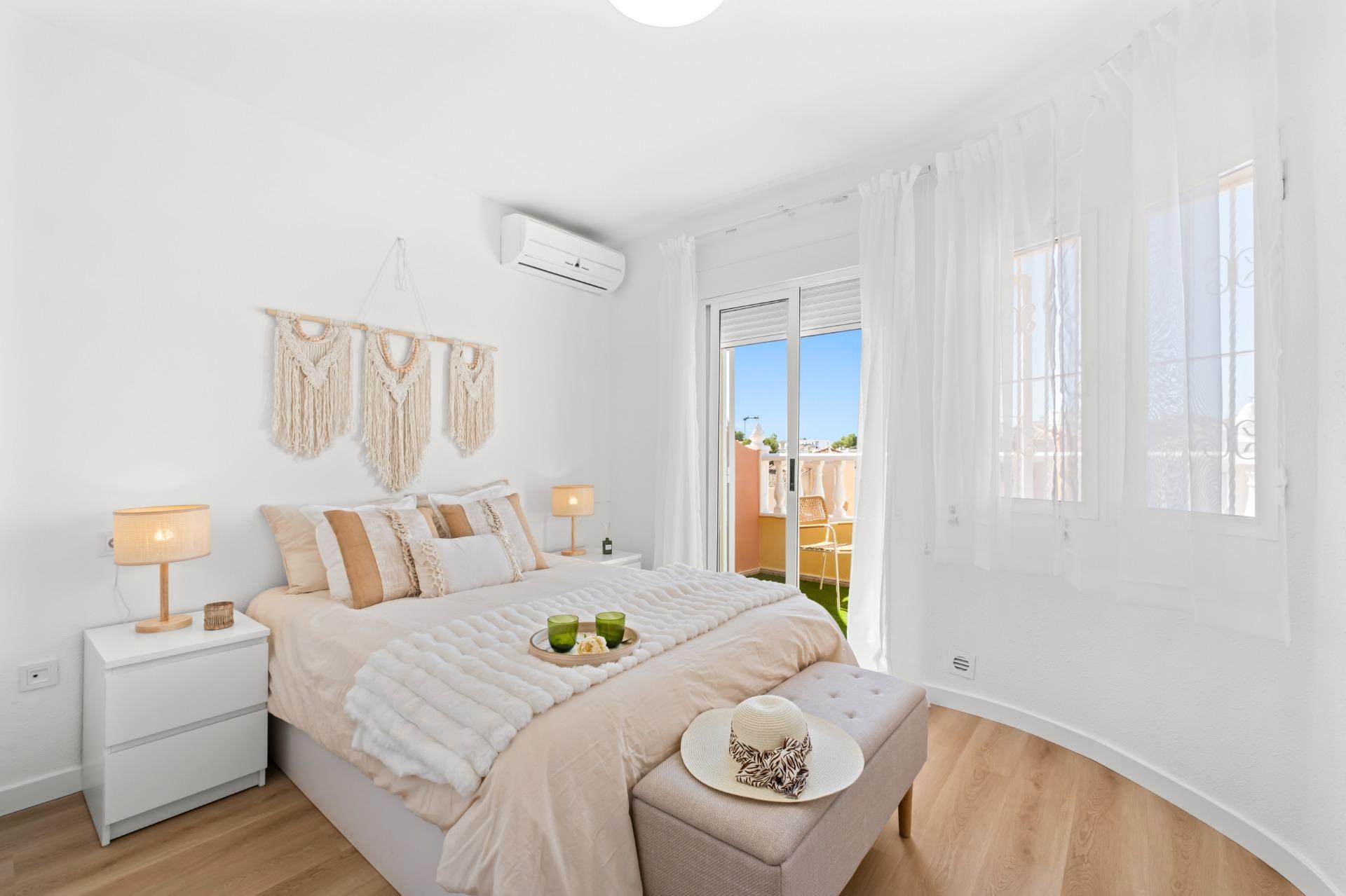 Tu Adosado Reformado en Orihuela Costa: Sol, Piscina y Mar, Adosado reformado en Las Filipinas, Orihuela Costa. 2 hab, 2 baños, terraza, piscina. Vive el Mediterráneo cerca del mar. Ideal inversión. ¡Tu hogar en Alicante