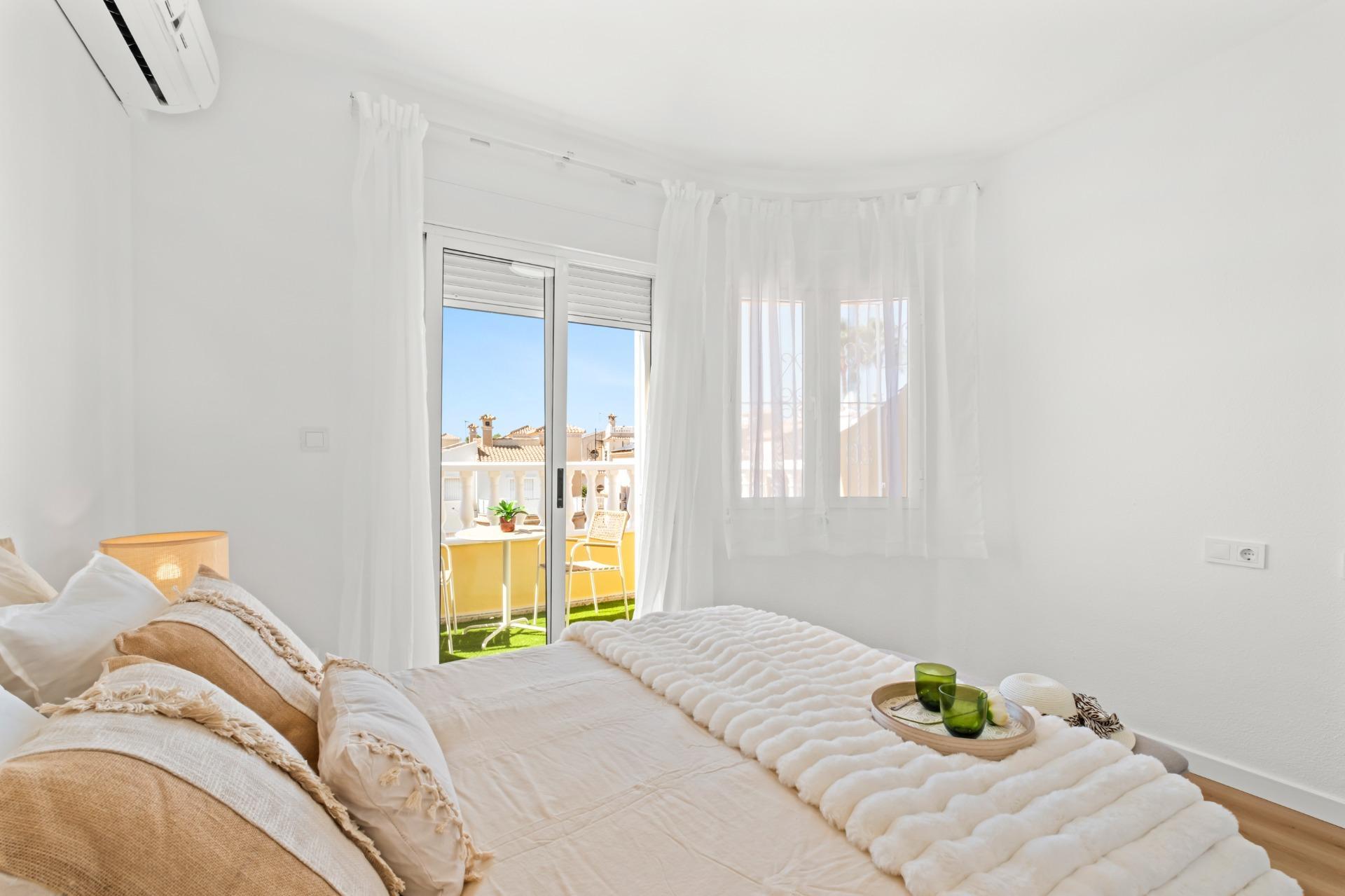 Tu Adosado Reformado en Orihuela Costa: Sol, Piscina y Mar, Adosado reformado en Las Filipinas, Orihuela Costa. 2 hab, 2 baños, terraza, piscina. Vive el Mediterráneo cerca del mar. Ideal inversión. ¡Tu hogar en Alicante