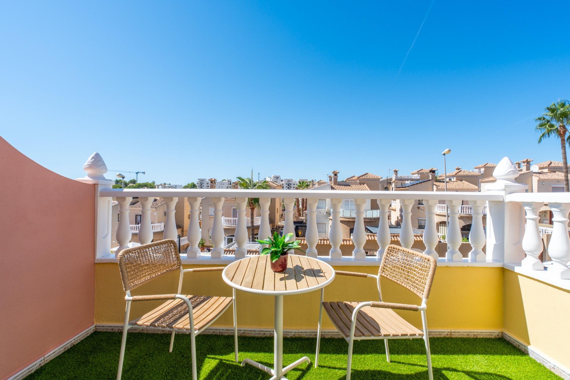 Tu Adosado Reformado en Orihuela Costa: Sol, Piscina y Mar, Adosado reformado en Las Filipinas, Orihuela Costa. 2 hab, 2 baños, terraza, piscina. Vive el Mediterráneo cerca del mar. Ideal inversión. ¡Tu hogar en Alicante