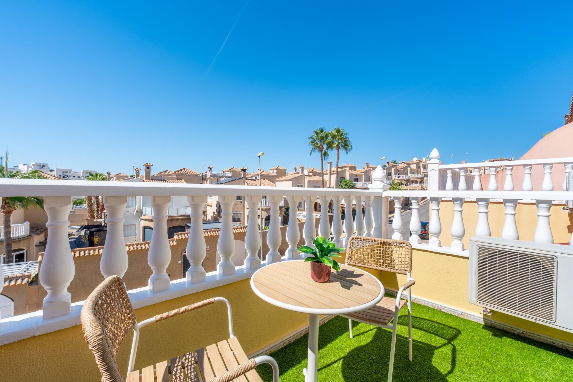Tu Adosado Reformado en Orihuela Costa: Sol, Piscina y Mar, Adosado reformado en Las Filipinas, Orihuela Costa. 2 hab, 2 baños, terraza, piscina. Vive el Mediterráneo cerca del mar. Ideal inversión. ¡Tu hogar en Alicante