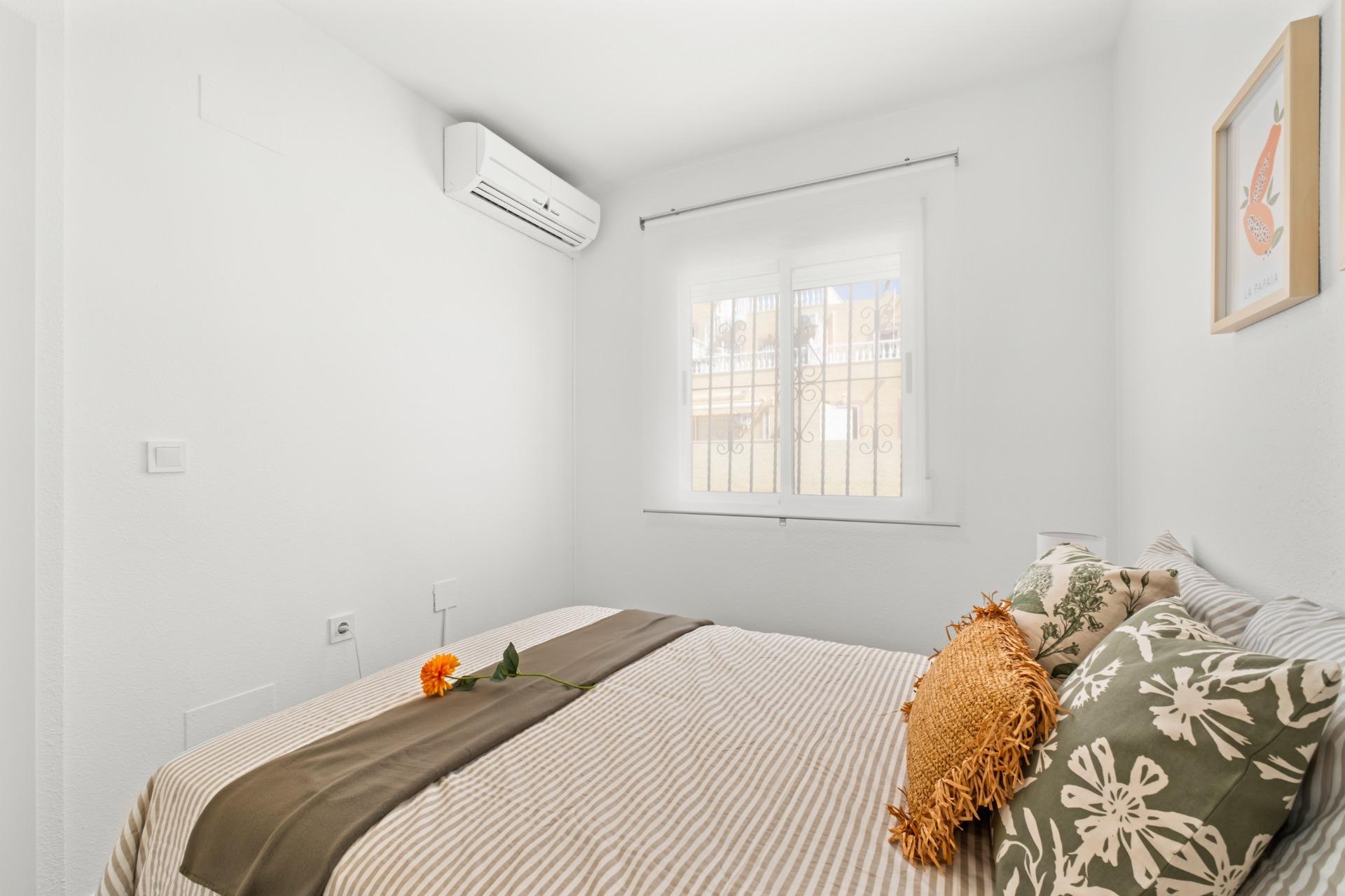 Tu Adosado Reformado en Orihuela Costa: Sol, Piscina y Mar, Adosado reformado en Las Filipinas, Orihuela Costa. 2 hab, 2 baños, terraza, piscina. Vive el Mediterráneo cerca del mar. Ideal inversión. ¡Tu hogar en Alicante