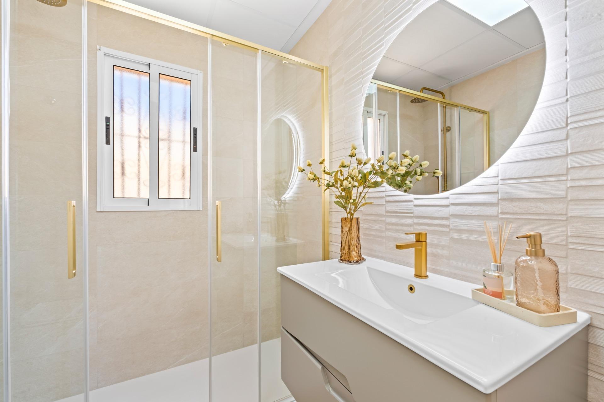 Tu Adosado Reformado en Orihuela Costa: Sol, Piscina y Mar, Adosado reformado en Las Filipinas, Orihuela Costa. 2 hab, 2 baños, terraza, piscina. Vive el Mediterráneo cerca del mar. Ideal inversión. ¡Tu hogar en Alicante