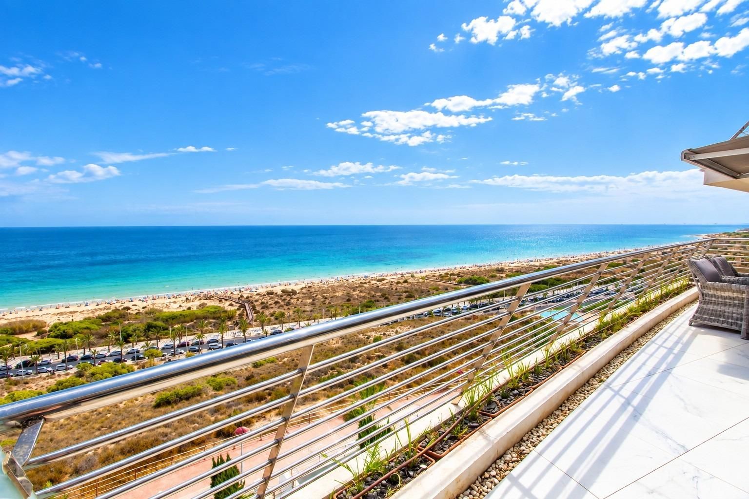 Apartamento Exclusivo con Vistas al Mar en Arenales del Sol, Apartamento de lujo en Arenales del Sol, Alicante. Vistas al mar, a 50m de la playa en Infinity View. 3 dorm, 2 baños, terraza 36m². Resort con piscinas, gimnas