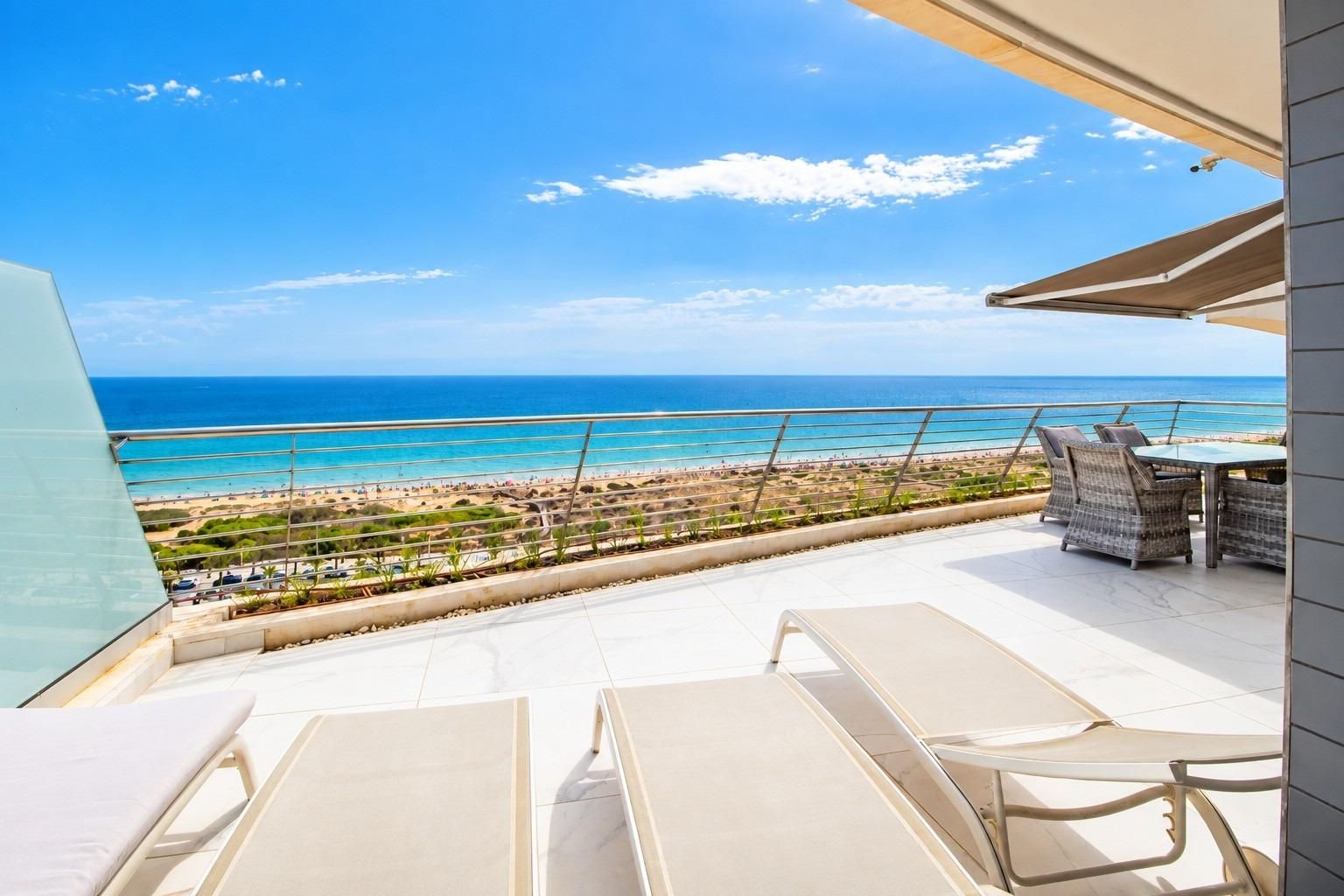Apartamento Exclusivo con Vistas al Mar en Arenales del Sol, Apartamento de lujo en Arenales del Sol, Alicante. Vistas al mar, a 50m de la playa en Infinity View. 3 dorm, 2 baños, terraza 36m². Resort con piscinas, gimnas