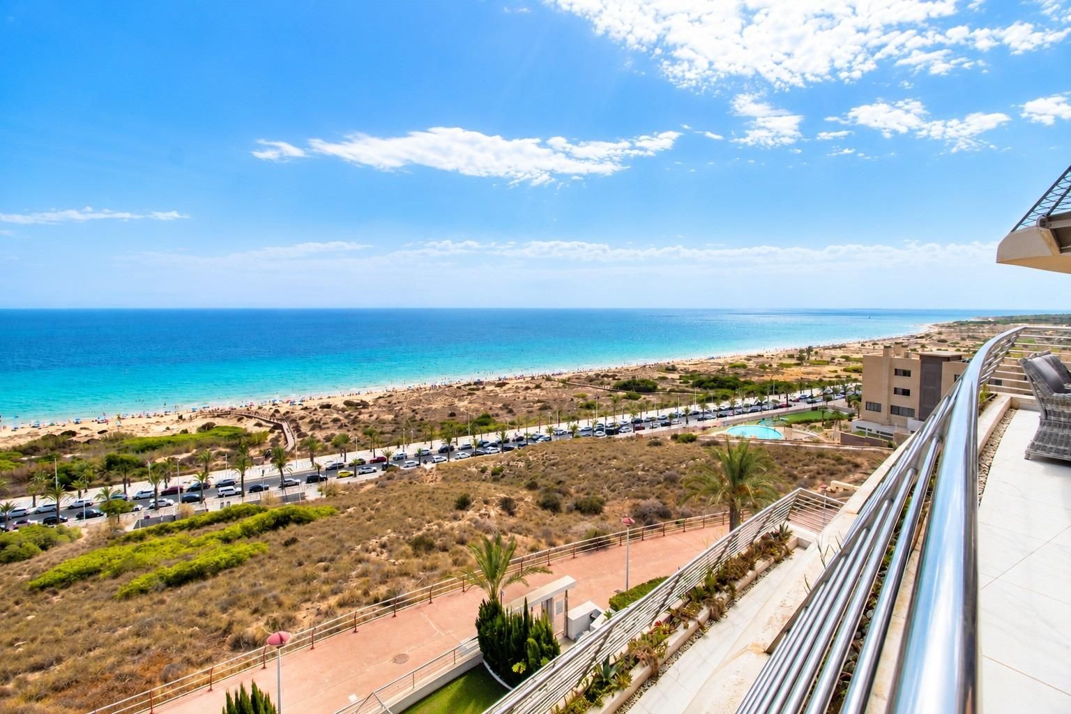 Apartamento Exclusivo con Vistas al Mar en Arenales del Sol, Apartamento de lujo en Arenales del Sol, Alicante. Vistas al mar, a 50m de la playa en Infinity View. 3 dorm, 2 baños, terraza 36m². Resort con piscinas, gimnas