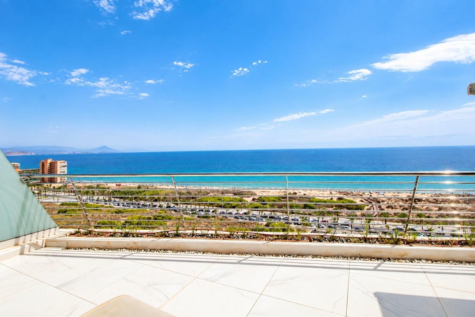 Apartamento Exclusivo con Vistas al Mar en Arenales del Sol, Apartamento de lujo en Arenales del Sol, Alicante. Vistas al mar, a 50m de la playa en Infinity View. 3 dorm, 2 baños, terraza 36m². Resort con piscinas, gimnas