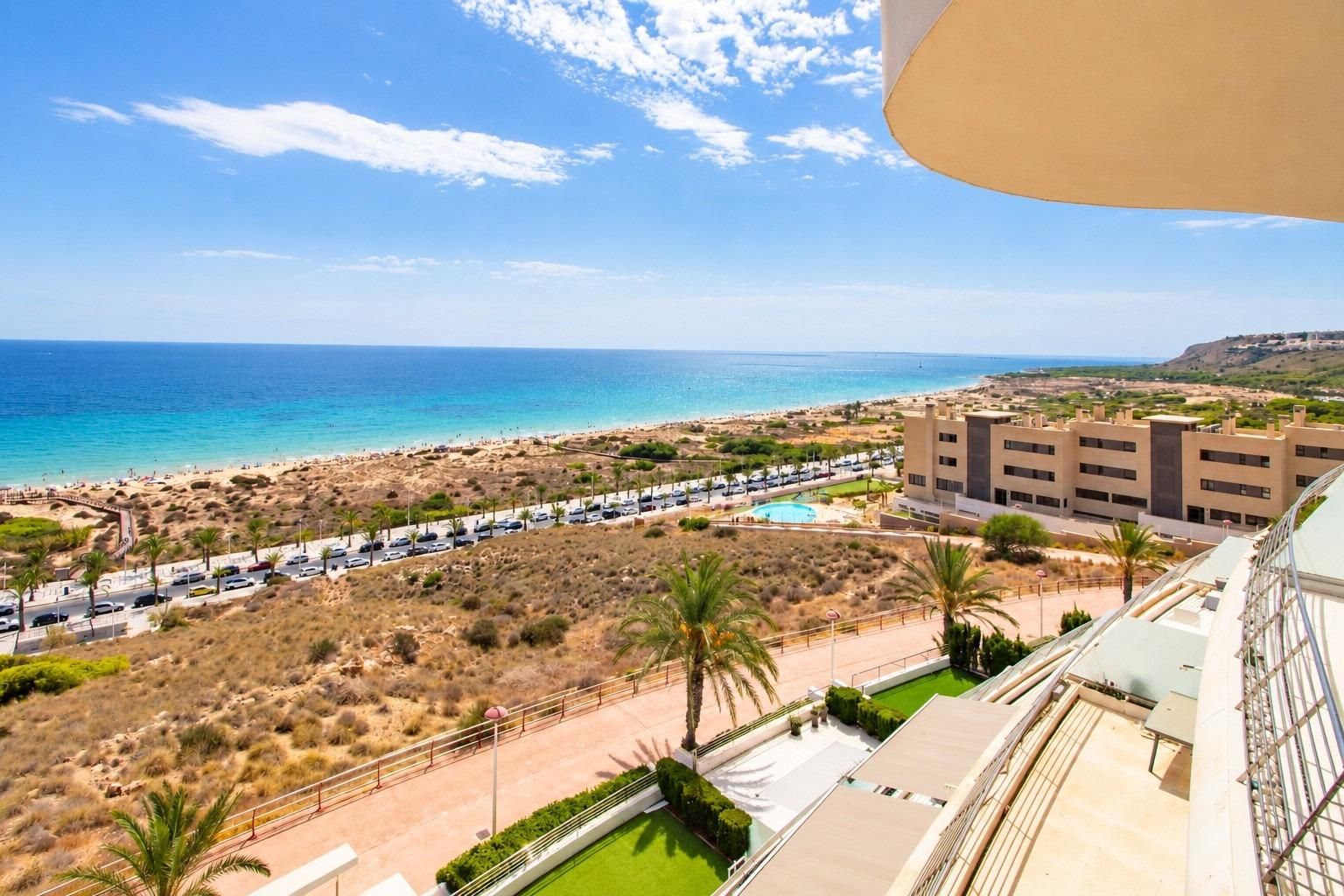 Apartamento Exclusivo con Vistas al Mar en Arenales del Sol, Apartamento de lujo en Arenales del Sol, Alicante. Vistas al mar, a 50m de la playa en Infinity View. 3 dorm, 2 baños, terraza 36m². Resort con piscinas, gimnas
