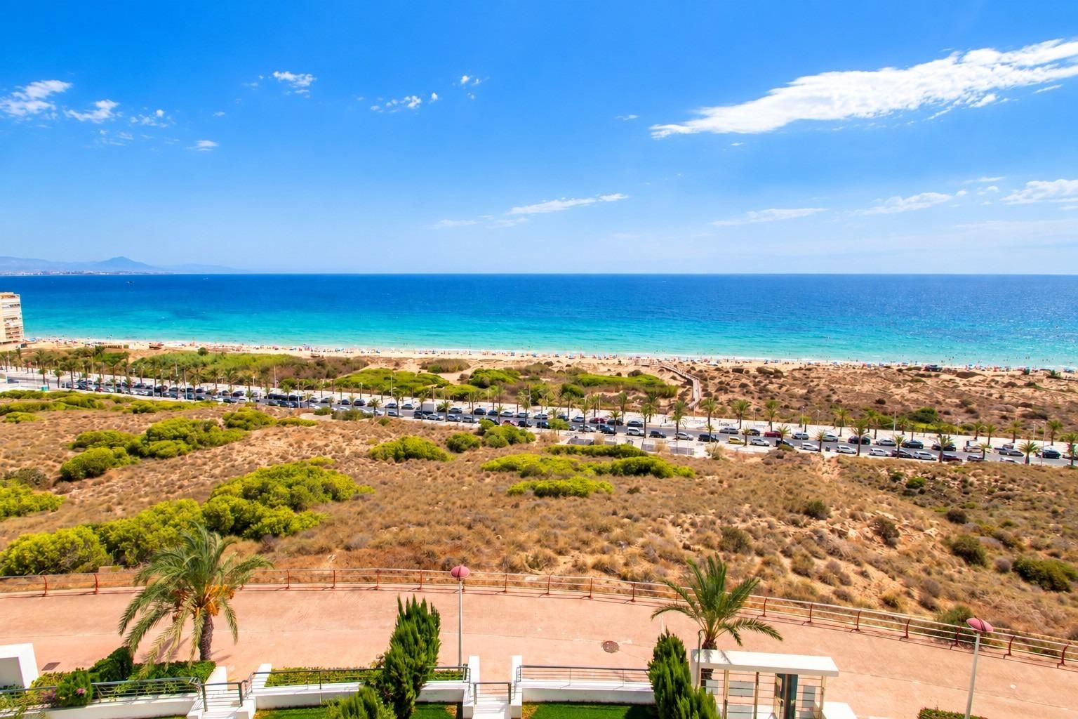 Apartamento Exclusivo con Vistas al Mar en Arenales del Sol, Apartamento de lujo en Arenales del Sol, Alicante. Vistas al mar, a 50m de la playa en Infinity View. 3 dorm, 2 baños, terraza 36m². Resort con piscinas, gimnas