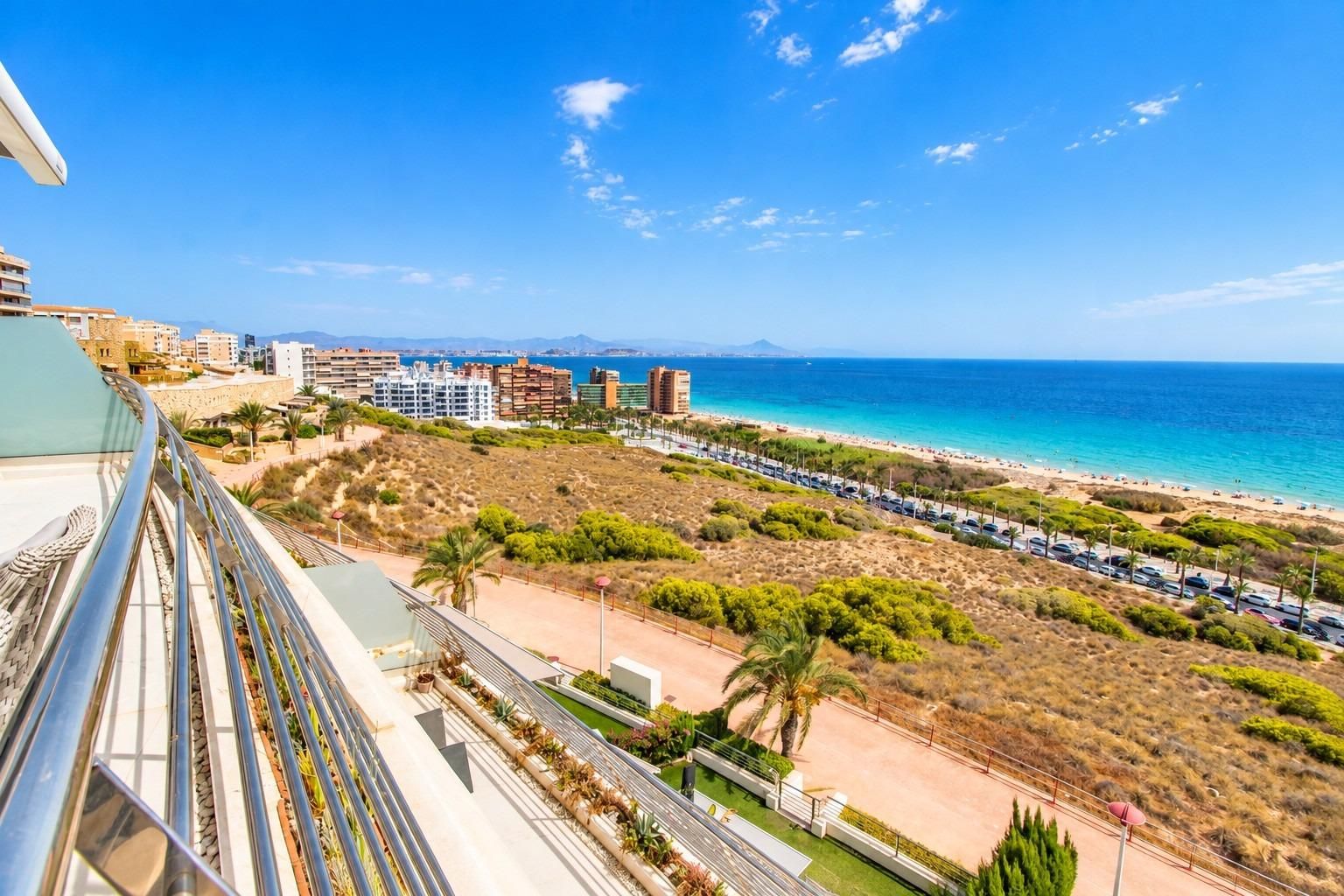 Apartamento Exclusivo con Vistas al Mar en Arenales del Sol, Apartamento de lujo en Arenales del Sol, Alicante. Vistas al mar, a 50m de la playa en Infinity View. 3 dorm, 2 baños, terraza 36m². Resort con piscinas, gimnas