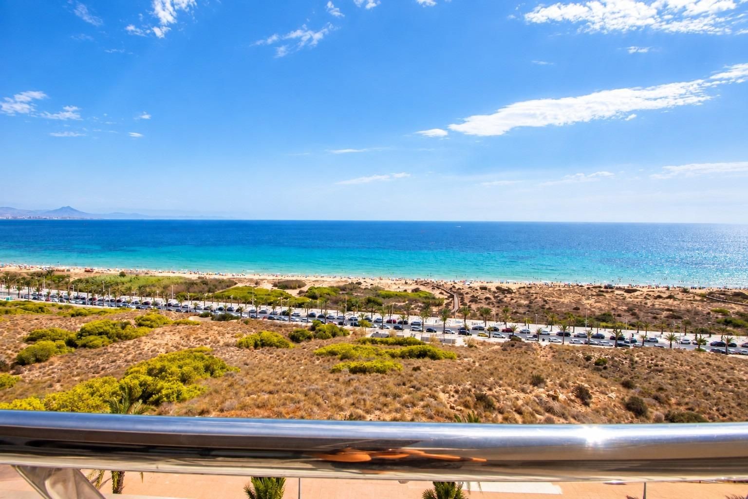 Apartamento Exclusivo con Vistas al Mar en Arenales del Sol, Apartamento de lujo en Arenales del Sol, Alicante. Vistas al mar, a 50m de la playa en Infinity View. 3 dorm, 2 baños, terraza 36m². Resort con piscinas, gimnas