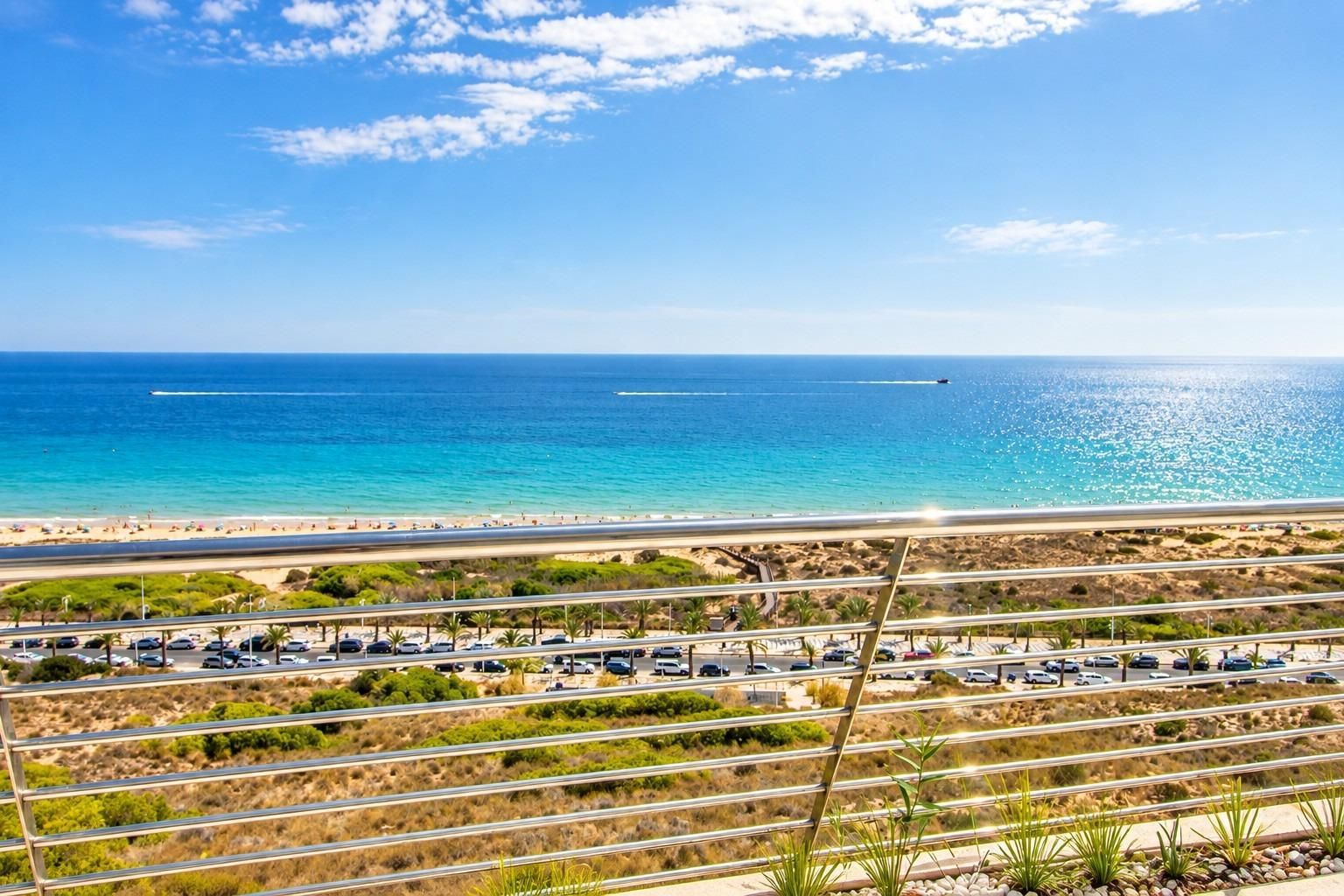 Apartamento Exclusivo con Vistas al Mar en Arenales del Sol, Apartamento de lujo en Arenales del Sol, Alicante. Vistas al mar, a 50m de la playa en Infinity View. 3 dorm, 2 baños, terraza 36m². Resort con piscinas, gimnas