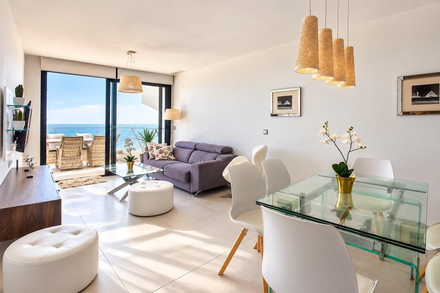 Apartamento Exclusivo con Vistas al Mar en Arenales del Sol, Apartamento de lujo en Arenales del Sol, Alicante. Vistas al mar, a 50m de la playa en Infinity View. 3 dorm, 2 baños, terraza 36m². Resort con piscinas, gimnas