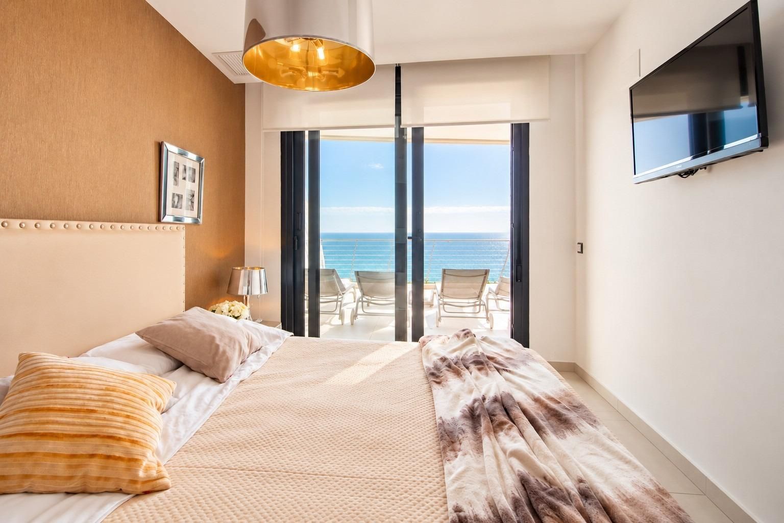Apartamento Exclusivo con Vistas al Mar en Arenales del Sol, Apartamento de lujo en Arenales del Sol, Alicante. Vistas al mar, a 50m de la playa en Infinity View. 3 dorm, 2 baños, terraza 36m². Resort con piscinas, gimnas