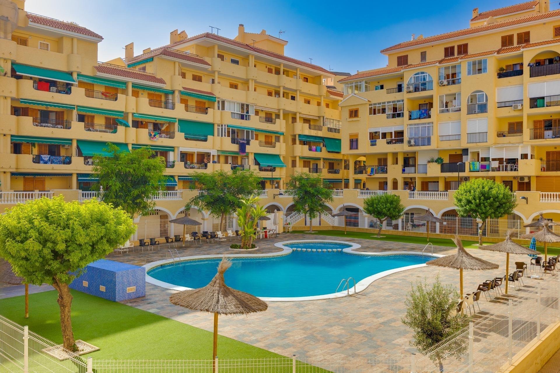 Encantador Apartamento en La Mata: Playa, Piscina y Sol., Apartamento en La Mata, Torrevieja. A 350m de la playa, con 1 hab, piscina, parking y terraza. Ideal inversión o vacaciones en Costa Blanca por 140.000€.