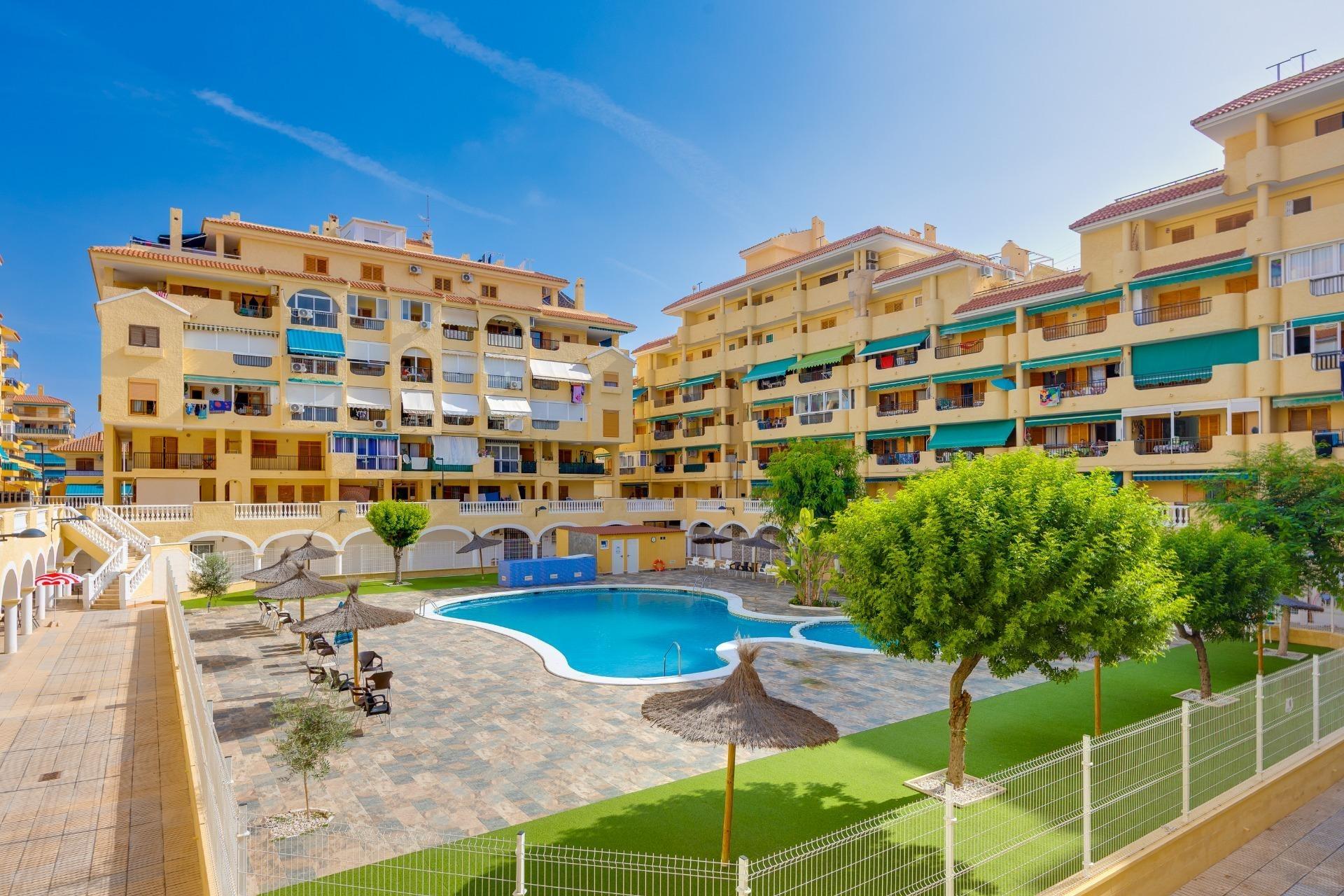 Encantador Apartamento en La Mata: Playa, Piscina y Sol., Apartamento en La Mata, Torrevieja. A 350m de la playa, con 1 hab, piscina, parking y terraza. Ideal inversión o vacaciones en Costa Blanca por 140.000€.