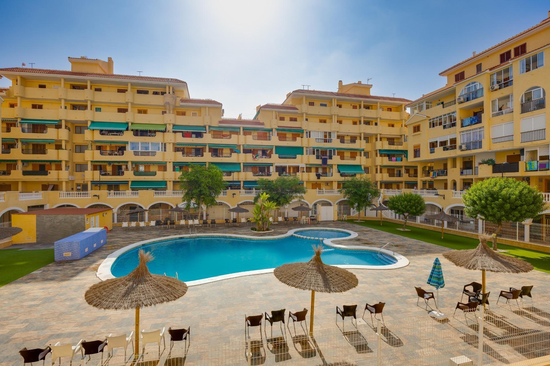 Encantador Apartamento en La Mata: Playa, Piscina y Sol., Apartamento en La Mata, Torrevieja. A 350m de la playa, con 1 hab, piscina, parking y terraza. Ideal inversión o vacaciones en Costa Blanca por 140.000€.