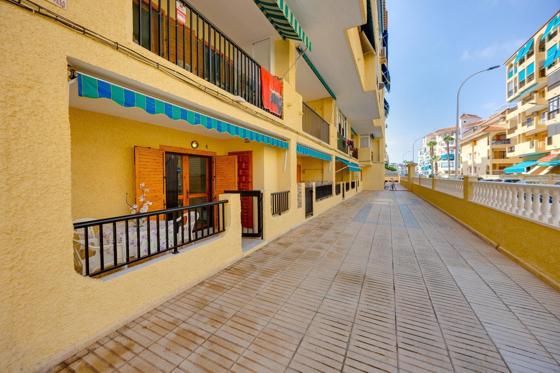 Encantador Apartamento en La Mata: Playa, Piscina y Sol., Apartamento en La Mata, Torrevieja. A 350m de la playa, con 1 hab, piscina, parking y terraza. Ideal inversión o vacaciones en Costa Blanca por 140.000€.