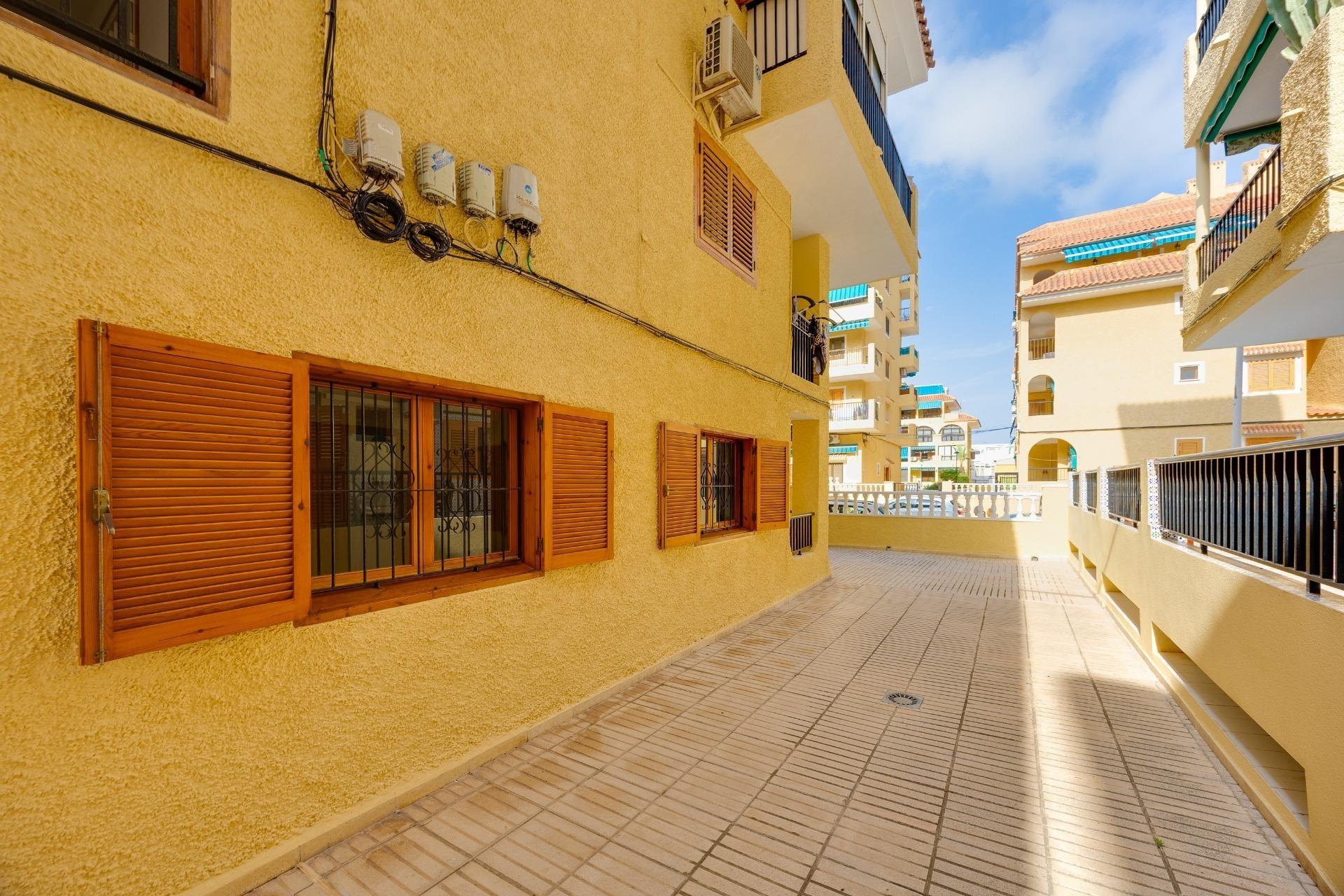 Encantador Apartamento en La Mata: Playa, Piscina y Sol., Apartamento en La Mata, Torrevieja. A 350m de la playa, con 1 hab, piscina, parking y terraza. Ideal inversión o vacaciones en Costa Blanca por 140.000€.