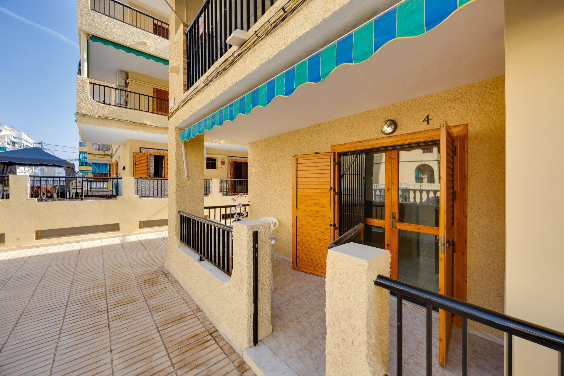 Encantador Apartamento en La Mata: Playa, Piscina y Sol., Apartamento en La Mata, Torrevieja. A 350m de la playa, con 1 hab, piscina, parking y terraza. Ideal inversión o vacaciones en Costa Blanca por 140.000€.