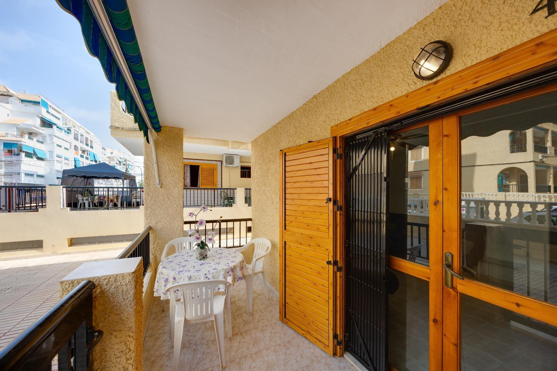 Encantador Apartamento en La Mata: Playa, Piscina y Sol., Apartamento en La Mata, Torrevieja. A 350m de la playa, con 1 hab, piscina, parking y terraza. Ideal inversión o vacaciones en Costa Blanca por 140.000€.