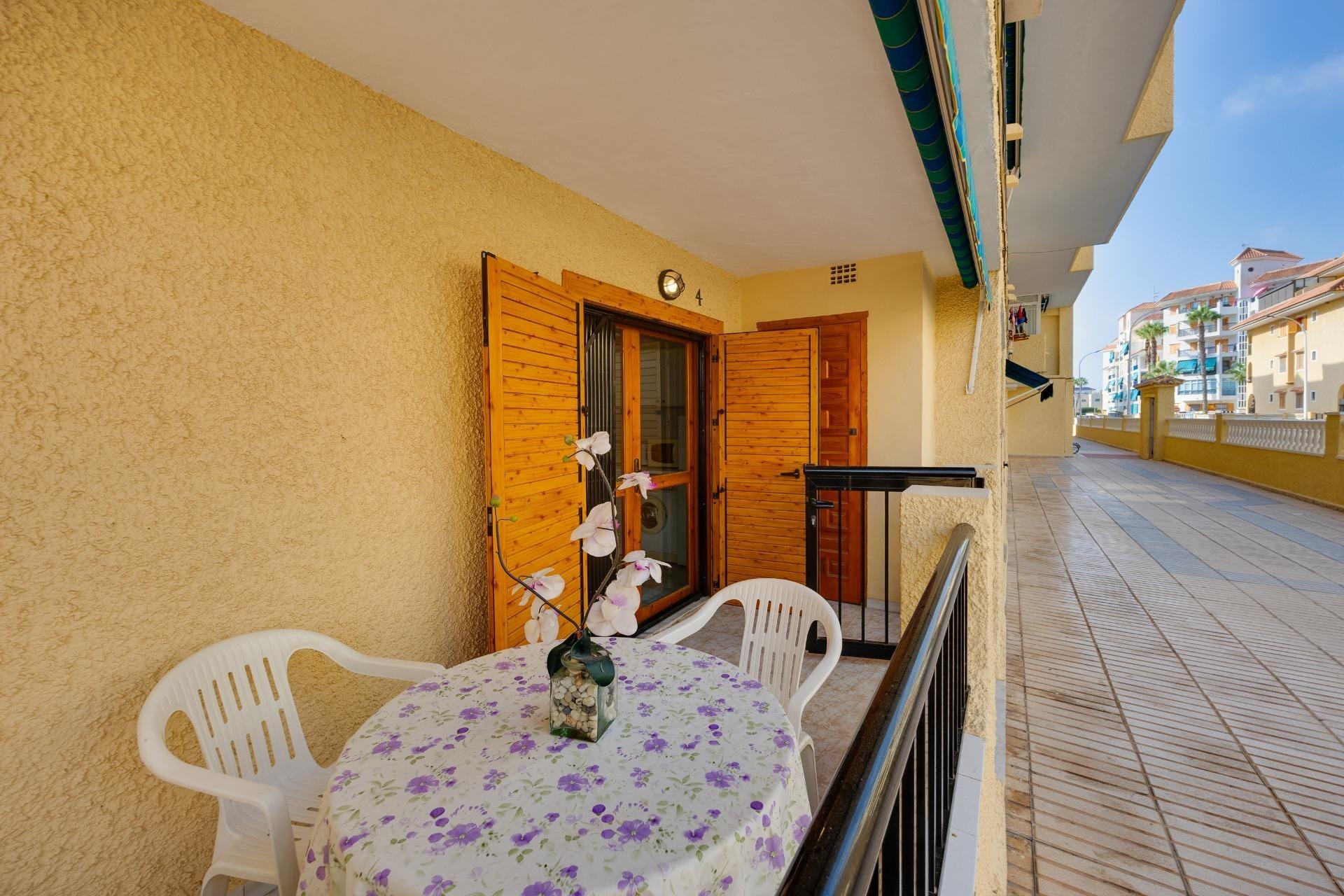 Encantador Apartamento en La Mata: Playa, Piscina y Sol., Apartamento en La Mata, Torrevieja. A 350m de la playa, con 1 hab, piscina, parking y terraza. Ideal inversión o vacaciones en Costa Blanca por 140.000€.