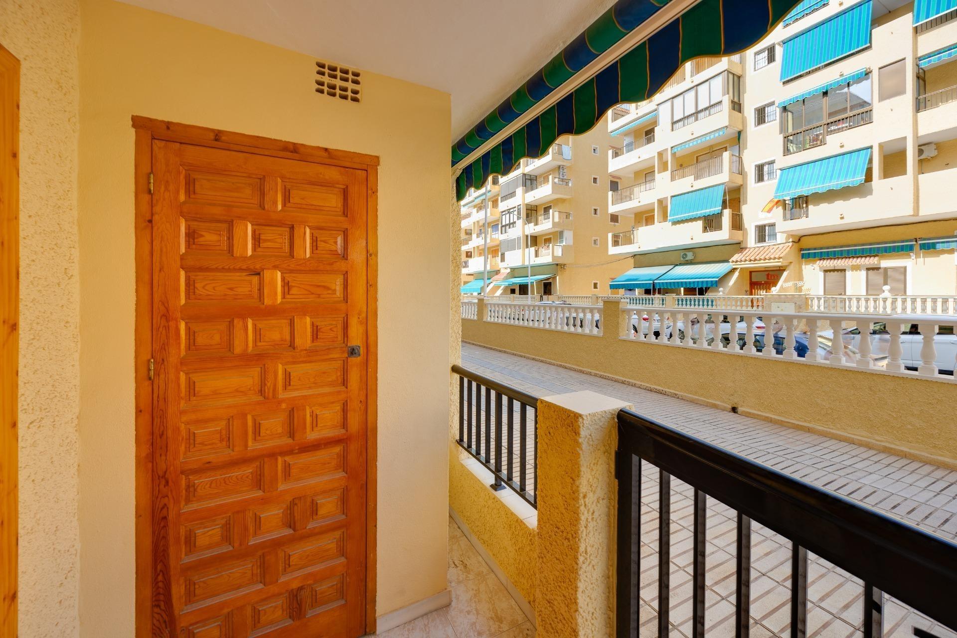 Encantador Apartamento en La Mata: Playa, Piscina y Sol., Apartamento en La Mata, Torrevieja. A 350m de la playa, con 1 hab, piscina, parking y terraza. Ideal inversión o vacaciones en Costa Blanca por 140.000€.