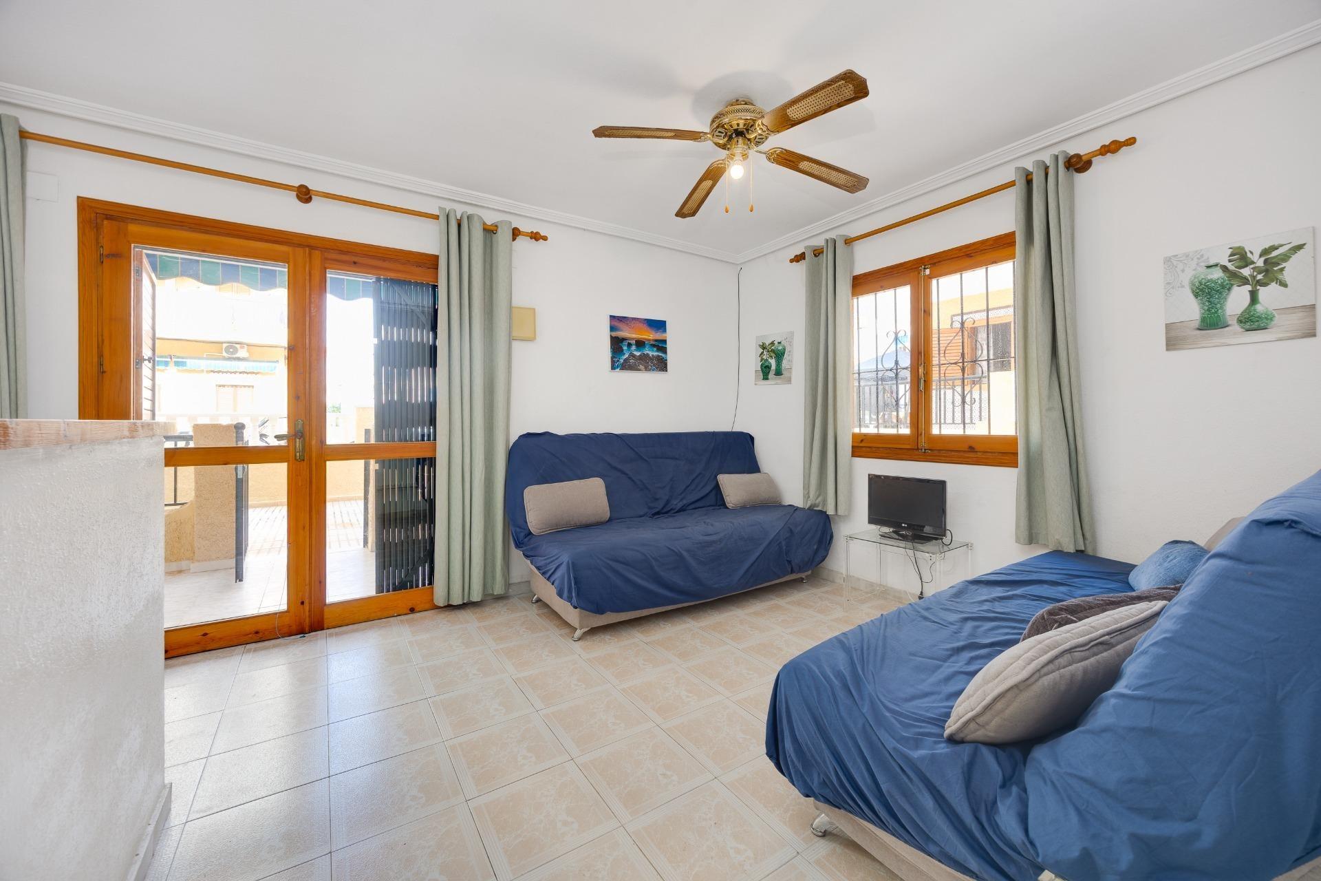 Encantador Apartamento en La Mata: Playa, Piscina y Sol., Apartamento en La Mata, Torrevieja. A 350m de la playa, con 1 hab, piscina, parking y terraza. Ideal inversión o vacaciones en Costa Blanca por 140.000€.